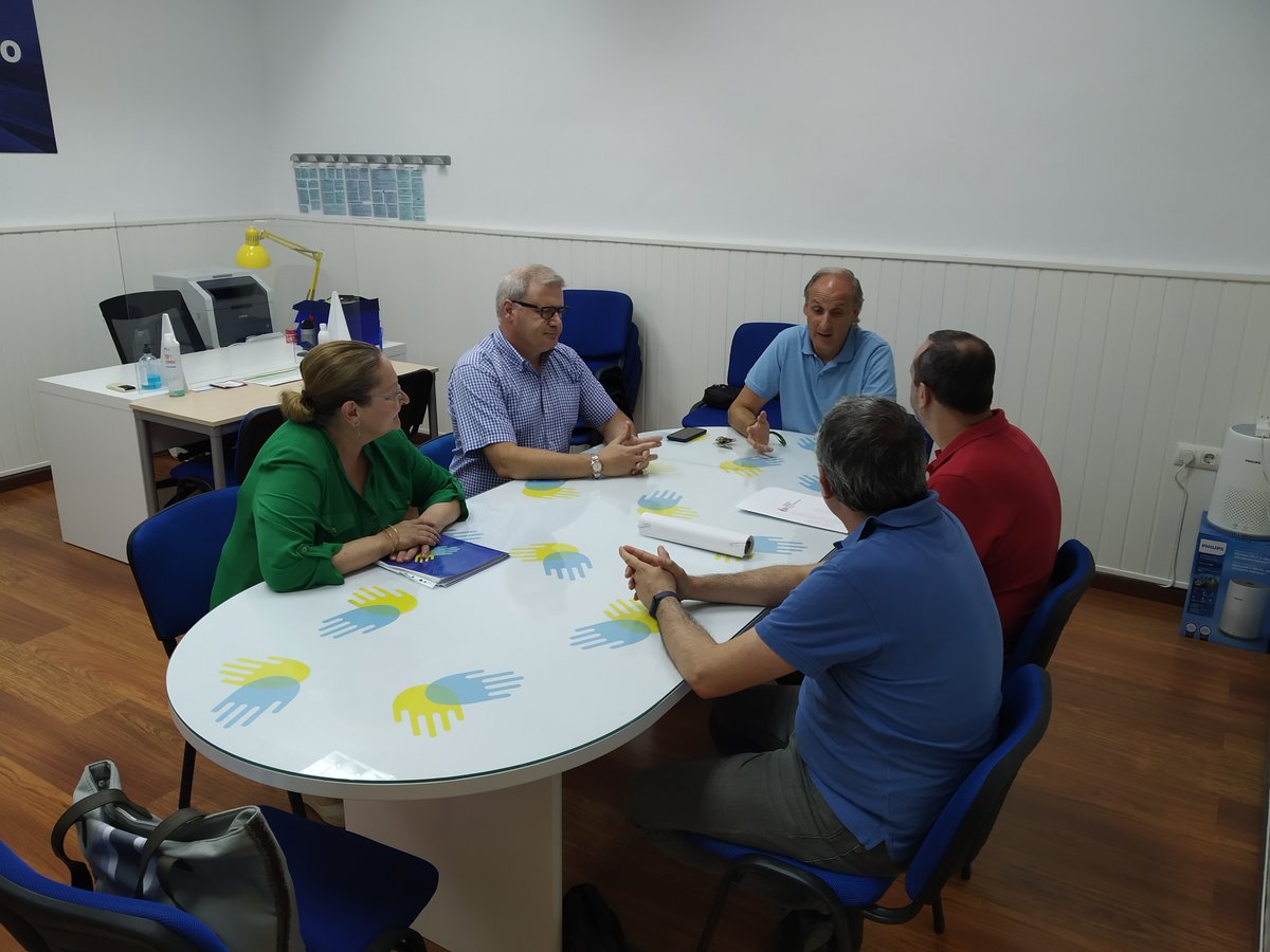 FundacionTASP's tweet photo. Junto al director del centro, Julio Lillo, recorrieron las distintas aulas y talleres que conforman el Centro y, finalmente, se reunieron con Nicol Muñoz, presidenta de la Fundación Tienda Asilo de San Pedro, para la firma del convenio de colaboración entre ambas entidades. https://t.co/4r4yQP5XbQ