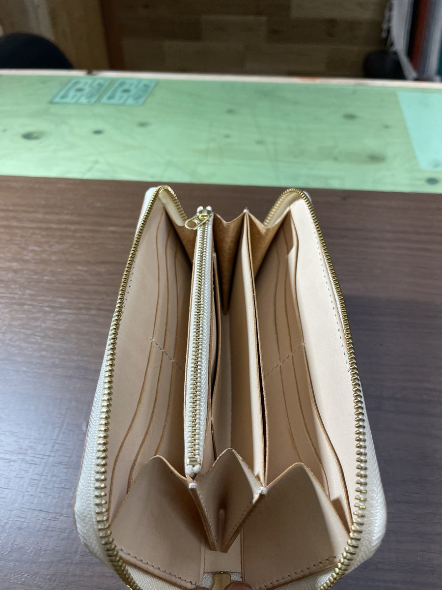 obmleather1's tweet photo. いつも仕事の関係でお世話になってた人が辞めるんで、プレゼントしよと思って製作させていただきました。
今までの全ての知識、経験、技術をこのお財布にぶち込みました。
これで、もしいらんて言われたら思いっきりどつきたいと思います。嘘です。 https://t.co/NoD4JRwk3t