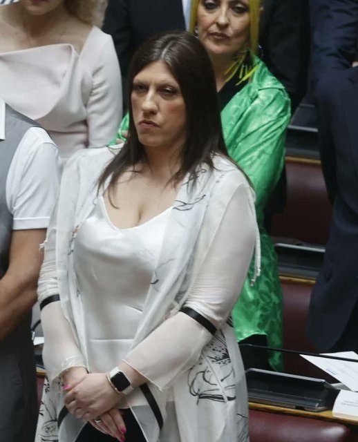 yiannm22's tweet photo. Παρασκευή                                Δευτέρα
μεσημέρι.                                       πρωί. https://t.co/sjsAIcnJc3