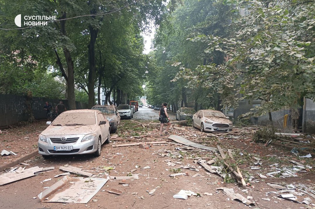 grntmedia's tweet photo. Місце атаки російського безпілотника — п'ятиповерховий житловий будинок у Сумах. 

Загинула одна людина. На місці працюють рятувальники. 

Фото — Суспільне. https://t.co/1M1G0l2XGc