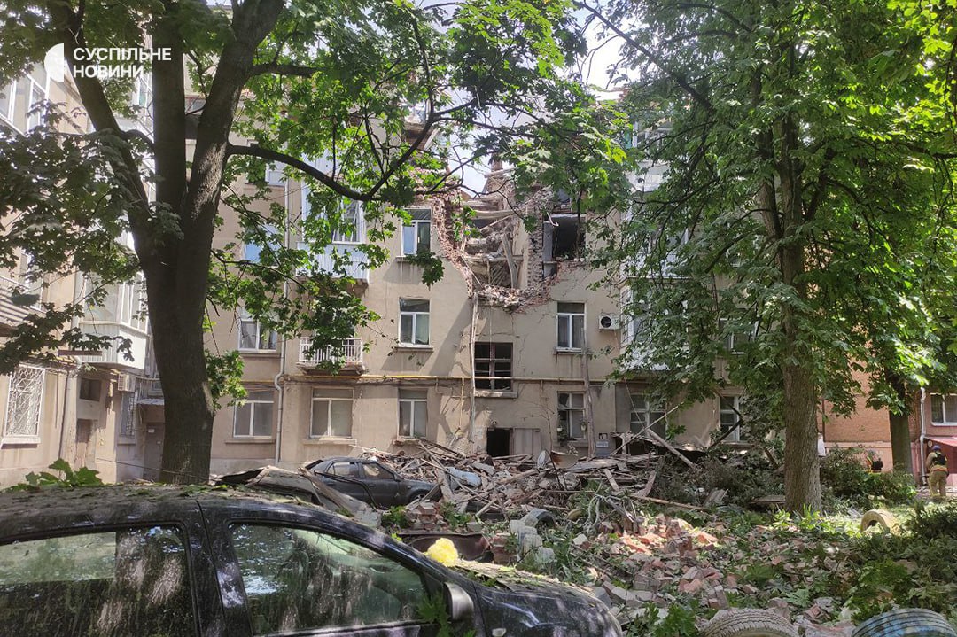 grntmedia's tweet photo. Місце атаки російського безпілотника — п'ятиповерховий житловий будинок у Сумах. 

Загинула одна людина. На місці працюють рятувальники. 

Фото — Суспільне. https://t.co/1M1G0l2XGc