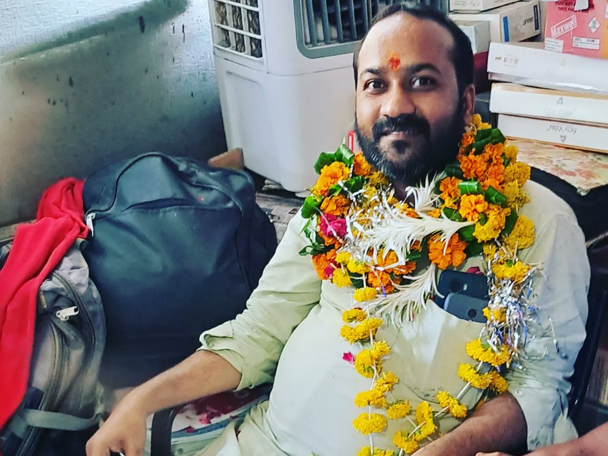 Aadi_AR_1920's tweet photo. गुरुर्ब्रह्मा गुरुर्विष्णु गुरुर्देवो महेश्वरः |

गुरुः साक्षात् परं ब्रह्म तस्मै श्री गुरवे नमः ||
#GuruPurnima2023 https://t.co/AfFyABy2Qx