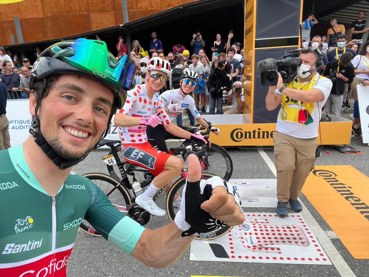 LeTour's tweet photo. 😱The @MaillotjauneLCL dropped from the lead group.

😱Le @MaillotjauneLCL distancé du groupe de tête.

#TDF2023 https://t.co/m4Vek0CqNE