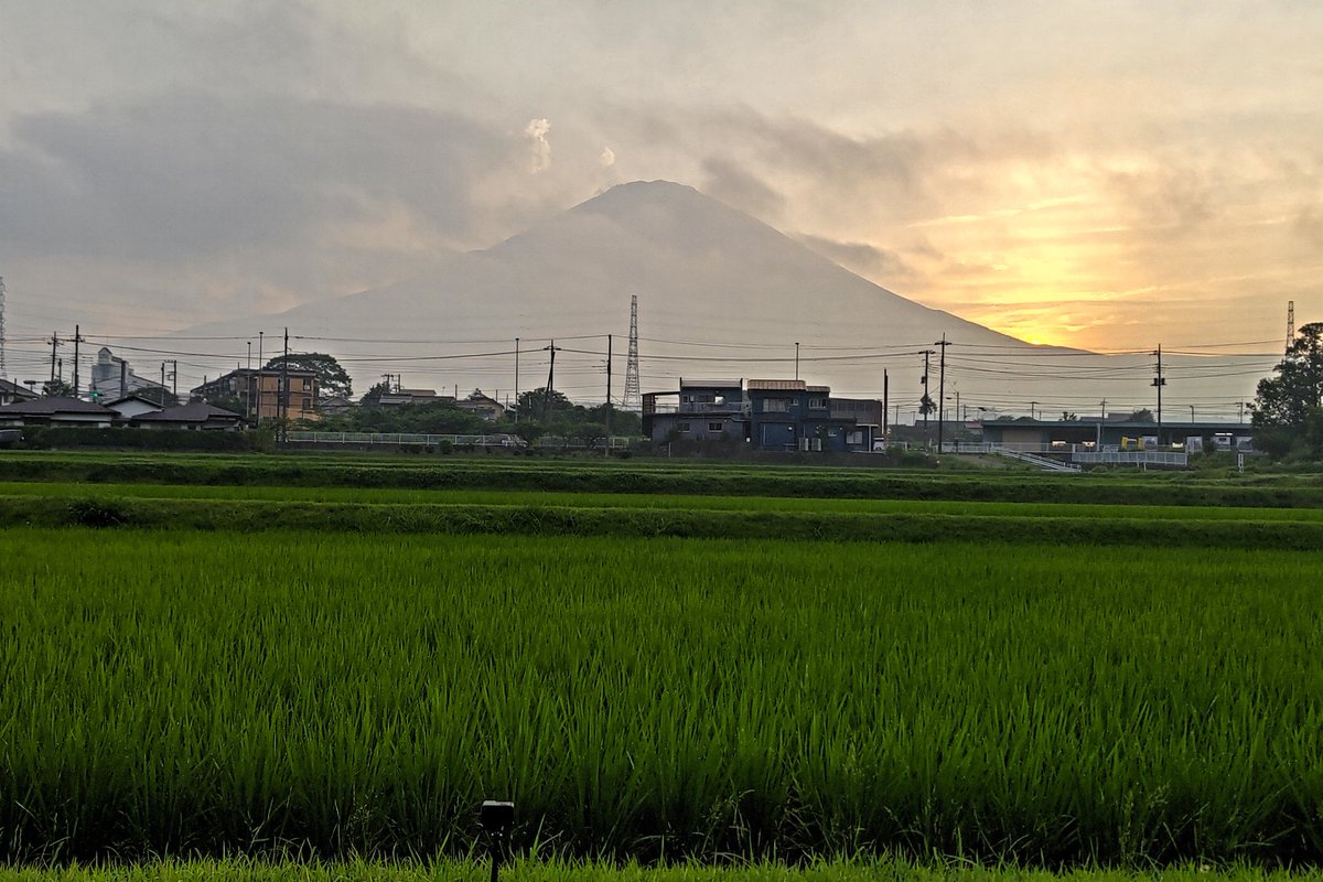94S8m3gugZ8bzAb's tweet photo. こんばんは☺
　夕焼けの久し振りに富士山🗻に会えました。隠れたり見えたり
　最近は晴れても見えなくて残念でした。
#富士山
#ふじさん
#おはようございます 
#mtfujiphto
#mt.fuji
#gotembajapan
#goodmorning 
#ごてなつ2023
#ごてぐら2023
#gotegram2023
#Fujisan
#夕陽
#夕焼け
#sunsets https://t.co/Uhs8BFOMu7