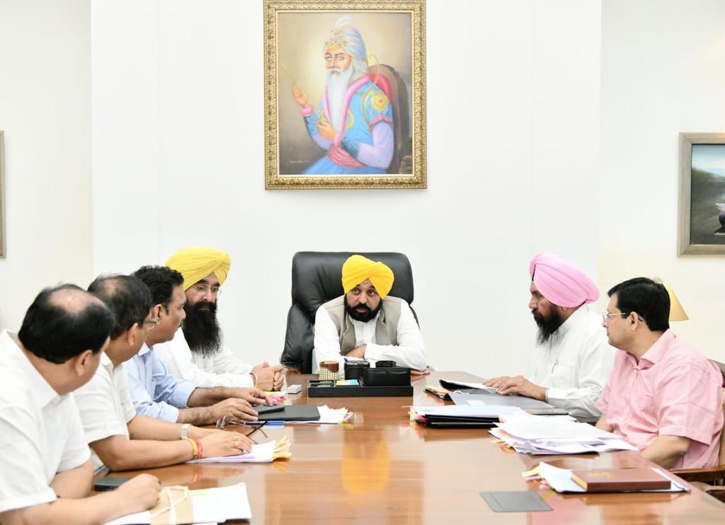 BhagwantMann's tweet image. ਅੱਜ ਪੰਜਾਬ ਮੰਡੀ ਬੋਰਡ ਦੇ ਅਫ਼ਸਰਾਂ ਨਾਲ ਮੀਟਿੰਗ ਕੀਤੀ ਤੇ ਪਿੰਡਾਂ ਦੀਆਂ ਲਿੰਕ ਸੜਕਾਂ ਦੀ ਮੁਰੰਮਤ ਦੇ ਕੰਮ ਲਈ ਵਿਸਥਾਰਤ ਚਰਚਾ ਹੋਈ...

ਅਸੀਂ ਪਿੰਡਾਂ ਦੀਆਂ ਸੜਕਾਂ ਨੂੰ 3 ਭਾਗਾਂ &apos;ਚ ਵੰਡ ਕੇ ਮੁਰੰਮਤ ਦਾ ਕੰਮ ਕਰ ਰਹੇ ਹਾਂ...ਨਾਲ ਹੀ 
ਨਵੀਂ ਕੈਮਰਾ ਤਕਨੀਕ ਰਾਹੀਂ ਸਹੀ ਸਰਵੇਖਣ ਕਰ ਲੋਕਾਂ ਦੇ ਪੈਸੇ ਦੀ ਬੱਚਤ ਵੀ ਕਰ ਰਹੇ ਹਾਂ..