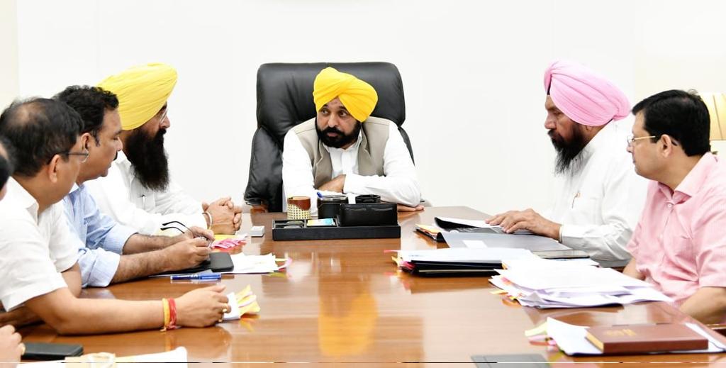 BhagwantMann's tweet image. ਅੱਜ ਪੰਜਾਬ ਮੰਡੀ ਬੋਰਡ ਦੇ ਅਫ਼ਸਰਾਂ ਨਾਲ ਮੀਟਿੰਗ ਕੀਤੀ ਤੇ ਪਿੰਡਾਂ ਦੀਆਂ ਲਿੰਕ ਸੜਕਾਂ ਦੀ ਮੁਰੰਮਤ ਦੇ ਕੰਮ ਲਈ ਵਿਸਥਾਰਤ ਚਰਚਾ ਹੋਈ...

ਅਸੀਂ ਪਿੰਡਾਂ ਦੀਆਂ ਸੜਕਾਂ ਨੂੰ 3 ਭਾਗਾਂ &apos;ਚ ਵੰਡ ਕੇ ਮੁਰੰਮਤ ਦਾ ਕੰਮ ਕਰ ਰਹੇ ਹਾਂ...ਨਾਲ ਹੀ 
ਨਵੀਂ ਕੈਮਰਾ ਤਕਨੀਕ ਰਾਹੀਂ ਸਹੀ ਸਰਵੇਖਣ ਕਰ ਲੋਕਾਂ ਦੇ ਪੈਸੇ ਦੀ ਬੱਚਤ ਵੀ ਕਰ ਰਹੇ ਹਾਂ..