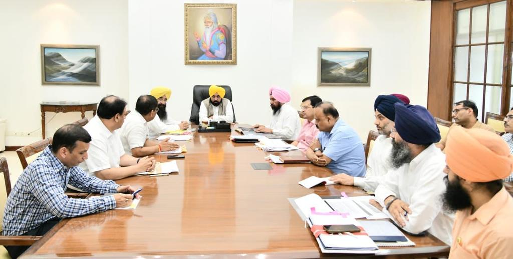 BhagwantMann's tweet image. ਅੱਜ ਪੰਜਾਬ ਮੰਡੀ ਬੋਰਡ ਦੇ ਅਫ਼ਸਰਾਂ ਨਾਲ ਮੀਟਿੰਗ ਕੀਤੀ ਤੇ ਪਿੰਡਾਂ ਦੀਆਂ ਲਿੰਕ ਸੜਕਾਂ ਦੀ ਮੁਰੰਮਤ ਦੇ ਕੰਮ ਲਈ ਵਿਸਥਾਰਤ ਚਰਚਾ ਹੋਈ...

ਅਸੀਂ ਪਿੰਡਾਂ ਦੀਆਂ ਸੜਕਾਂ ਨੂੰ 3 ਭਾਗਾਂ &apos;ਚ ਵੰਡ ਕੇ ਮੁਰੰਮਤ ਦਾ ਕੰਮ ਕਰ ਰਹੇ ਹਾਂ...ਨਾਲ ਹੀ 
ਨਵੀਂ ਕੈਮਰਾ ਤਕਨੀਕ ਰਾਹੀਂ ਸਹੀ ਸਰਵੇਖਣ ਕਰ ਲੋਕਾਂ ਦੇ ਪੈਸੇ ਦੀ ਬੱਚਤ ਵੀ ਕਰ ਰਹੇ ਹਾਂ..