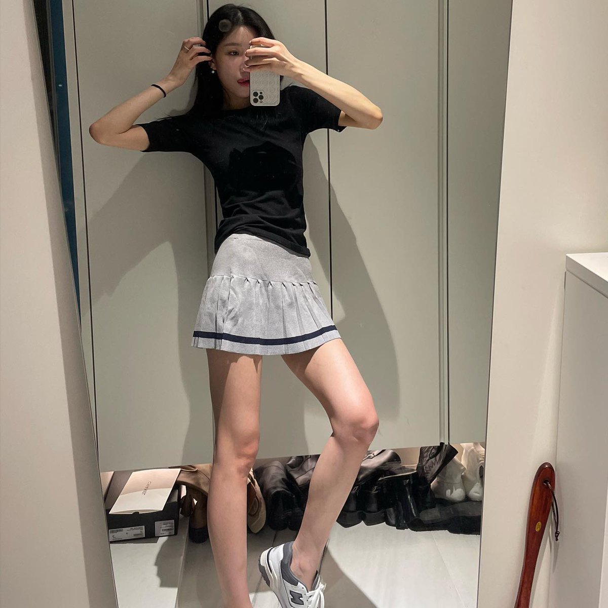 南小姐真的過於美麗😍
但只有我的關注點在後面的一堆鞋鞋嗎😂