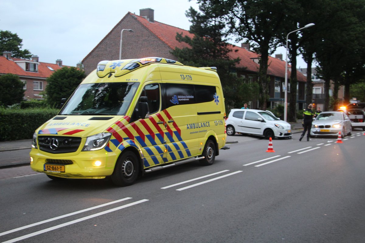 Gisteravond zijn op de Van der Hooplaan 2 auto's in botsing gekomen. Een voorrangsfout is oorzaak van het ongeval. Ambulancepersoneel heeft beide bestuurders nagekeken. Gelukkig vielen de verwondingen mee een bleef het bij materiële schade.