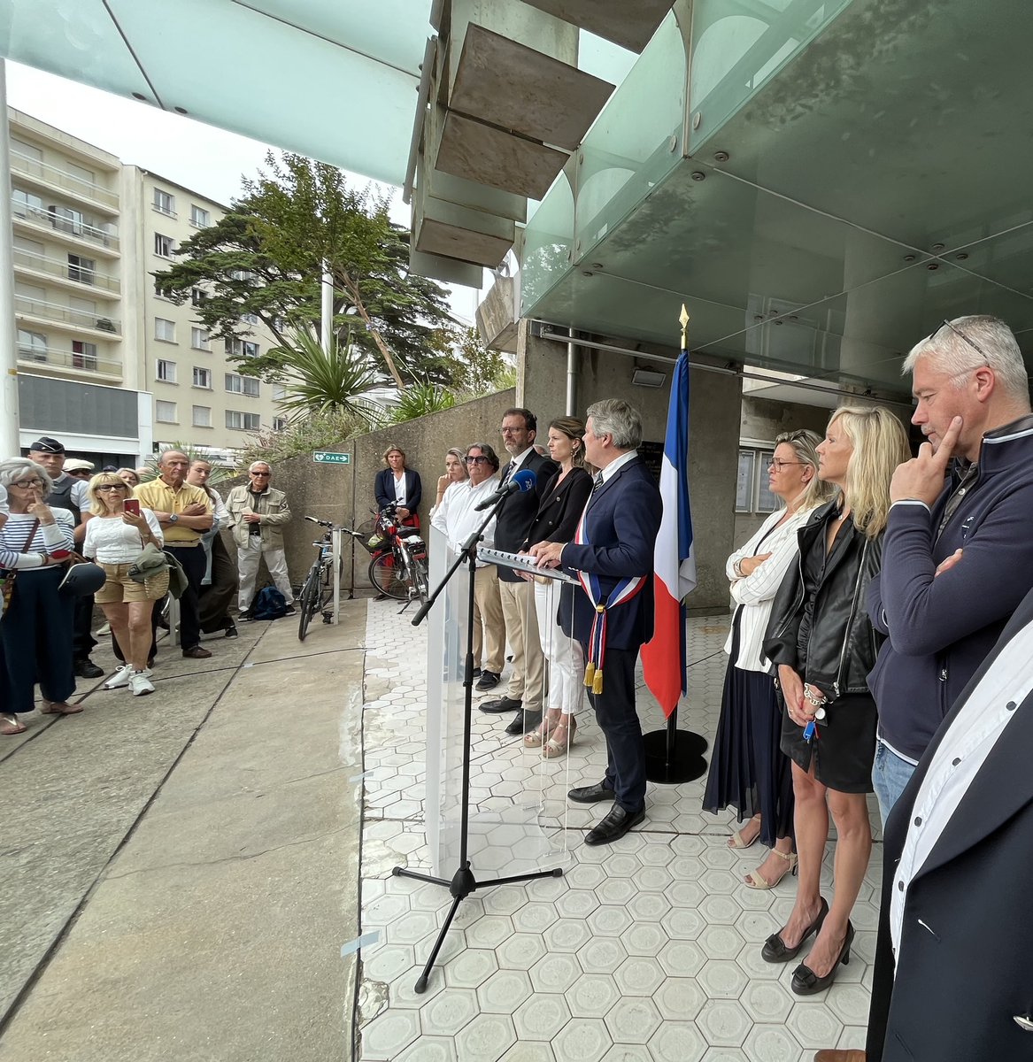 🇫🇷 Monsieur le Maire, <a href="/franck_louvrier/">Franck LOUVRIER</a> et le Conseil municipal remercient l'ensemble des personnes présentes pour ce moment républicain. 🇫🇷
