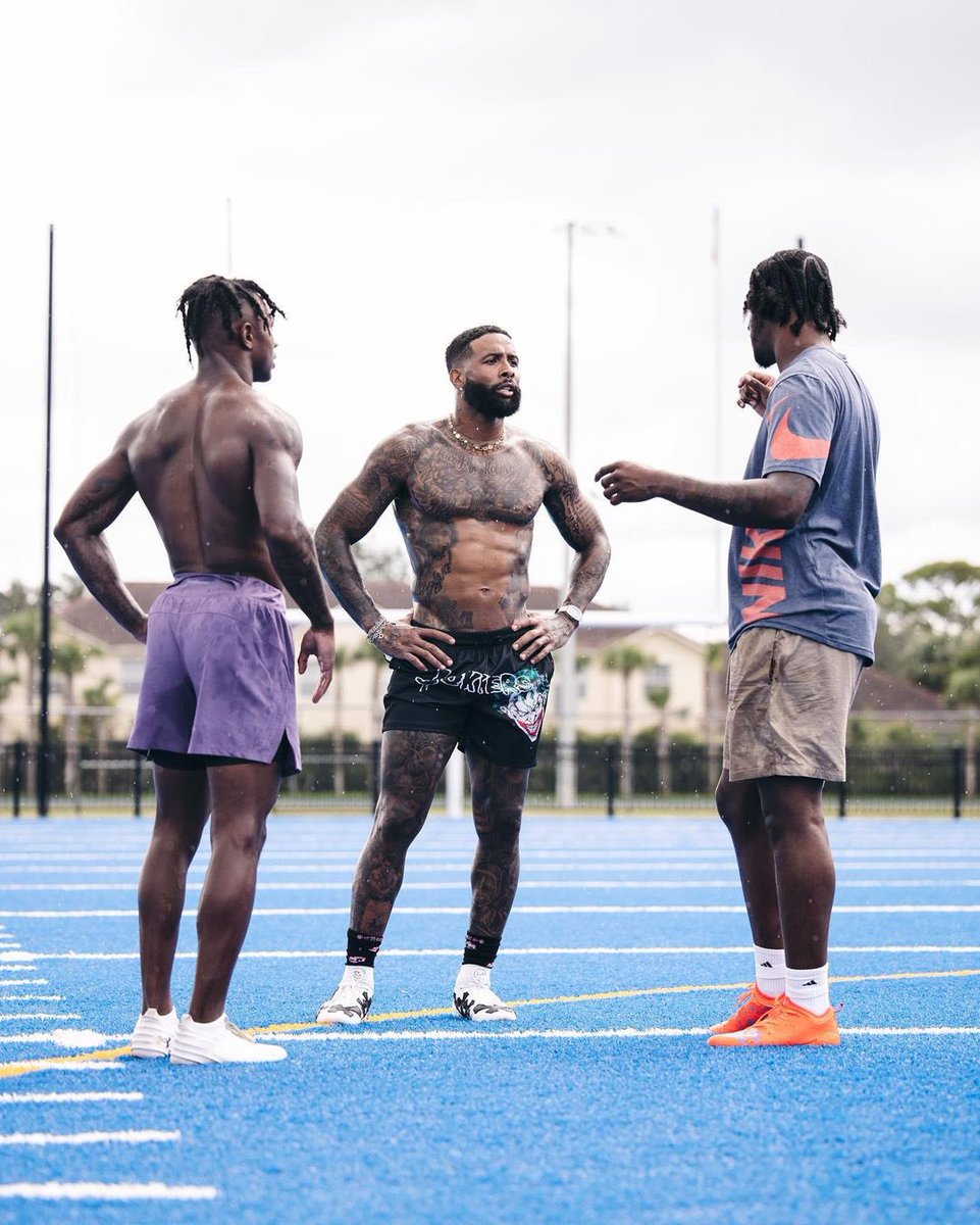 NFLFrance's tweet photo. 😈 Le nouveau trio de choc de la NFL ?

@Lj_era8 continue de se familiariser avec ses nouvelles cibles, @obj et le rookie @ZayFlowers 

Pourront-ils rivaliser avec les meilleurs trios de Quarterback et Wide Receivers de la ligue ? #RavensFlock

via aricapland IG https://t.co/iQqriVpLxu
