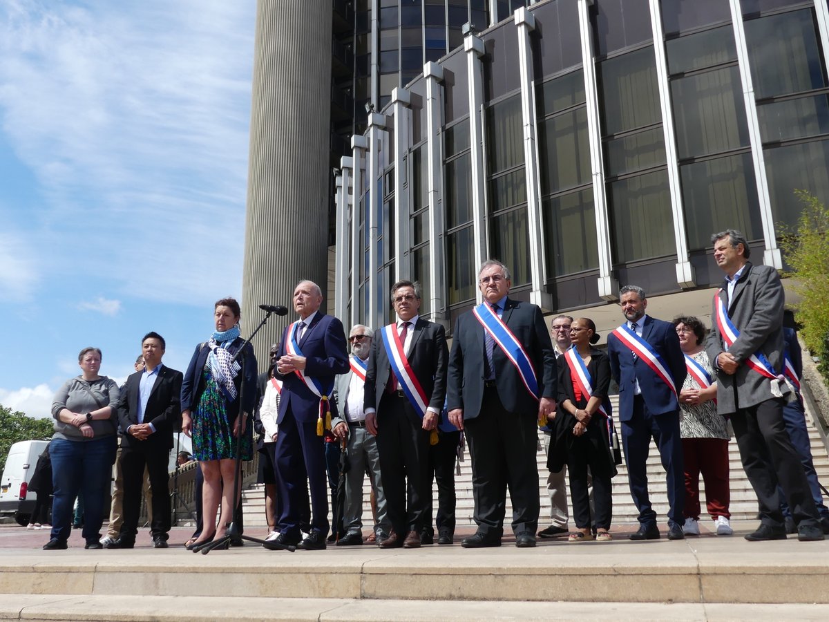 Prefet94's tweet photo. La préfète s'est rendue au rassemblement républicain organisé par Laurent Cathala, maire de @VilleCreteil devant l'hôtel de ville

@prefet94 se tient aux côtés des élus qui sont en première ligne avec les services de l’État pour lutter contre les #ViolencesUrbaines https://t.co/hCY2qc0PQn