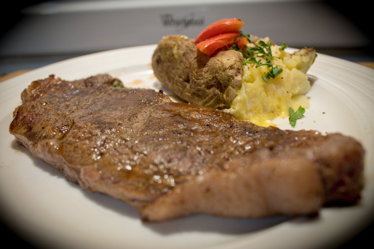 MadChef1969's tweet photo. Steak Night! #foodfriday #chef #MasterChef https://t.co/EYIFpF7vi9