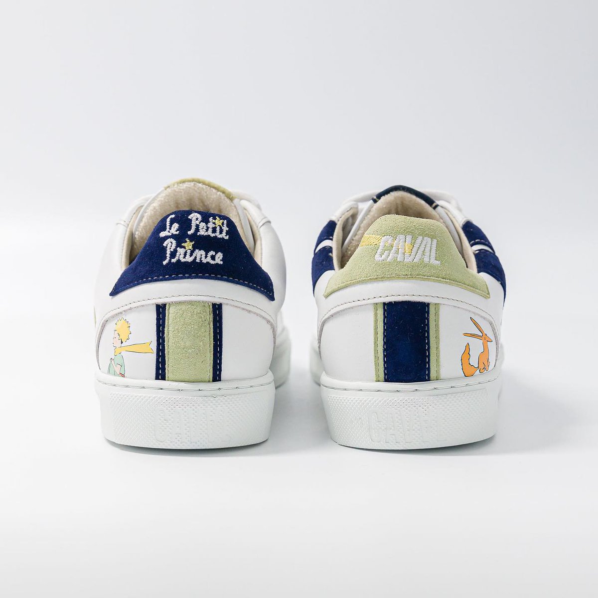 Le_PetitPrince's tweet photo. Il était une fois, un rencontre étincelante entre le Petit Prince et l’asymétrique Cavalier. Ensemble, ils voulurent créer une paire unique à l'occasion des 80 ans du Petit Prince : une paire qui cueille les étoiles.✨  

⭐https://t.co/TrzmDxGzUX

#lepetitprince #thelittleprince https://t.co/qZNlq43mSp
