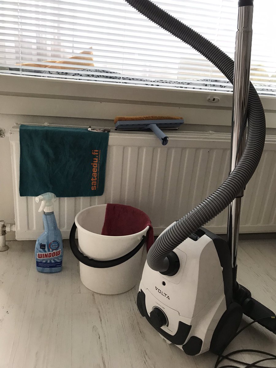 Kesäloma twiitti☀️Siivoamisesta pidän - joo outo😄 mutta ikkunoiden ja parvekkeiden lasien pesua inhoan! Ny se o kuiteski tehty 💪 ..firma vähän kannusti😁<a href="/Sataedu/">Sataedu</a>