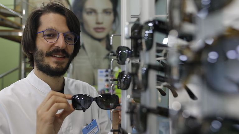 vozourense's tweet image. Marcos Fernández, óptico: «Mucha gente desconoce que las gafas de sol graduadas cubren todas las necesidades» lavoz.gal/o9os52