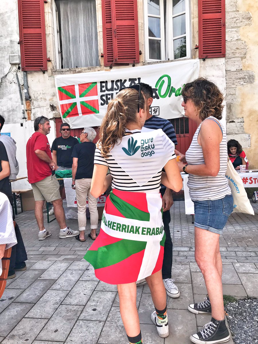 TourIparEH's tweet photo. Tourra ipar Euskal Herrian 🚴‍♀️

Pixkanaka jendea hurbiltzen ari da Patxa Plazara.
Janaria, musika eta Ikurriñak

#TDF2023
#Basquesdecide
#EuskalHerriakerabaki

👇🏻👇🏻 https://t.co/ciqkzq8ahI