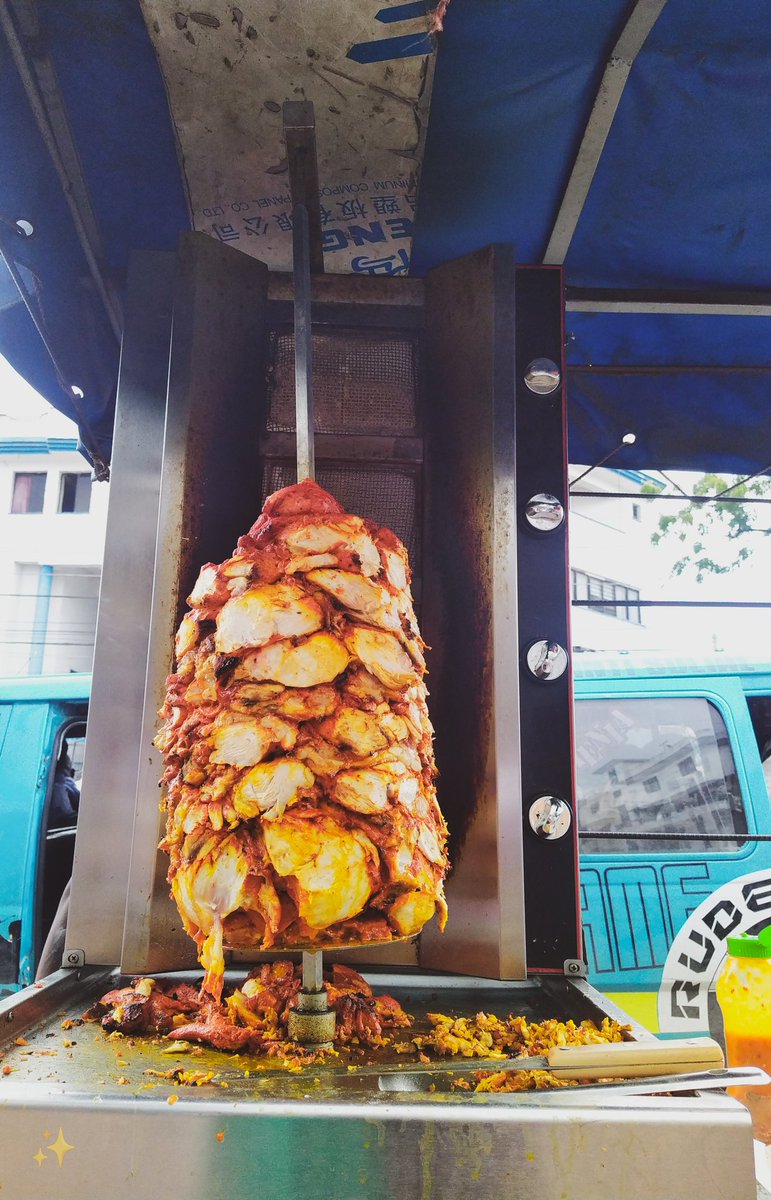 Its_Paushiee's tweet image. @carolkuyo finally nimefika at the markiti shawarma place📍I had to reconfirm if it's 100/-😅

#discovermombasa