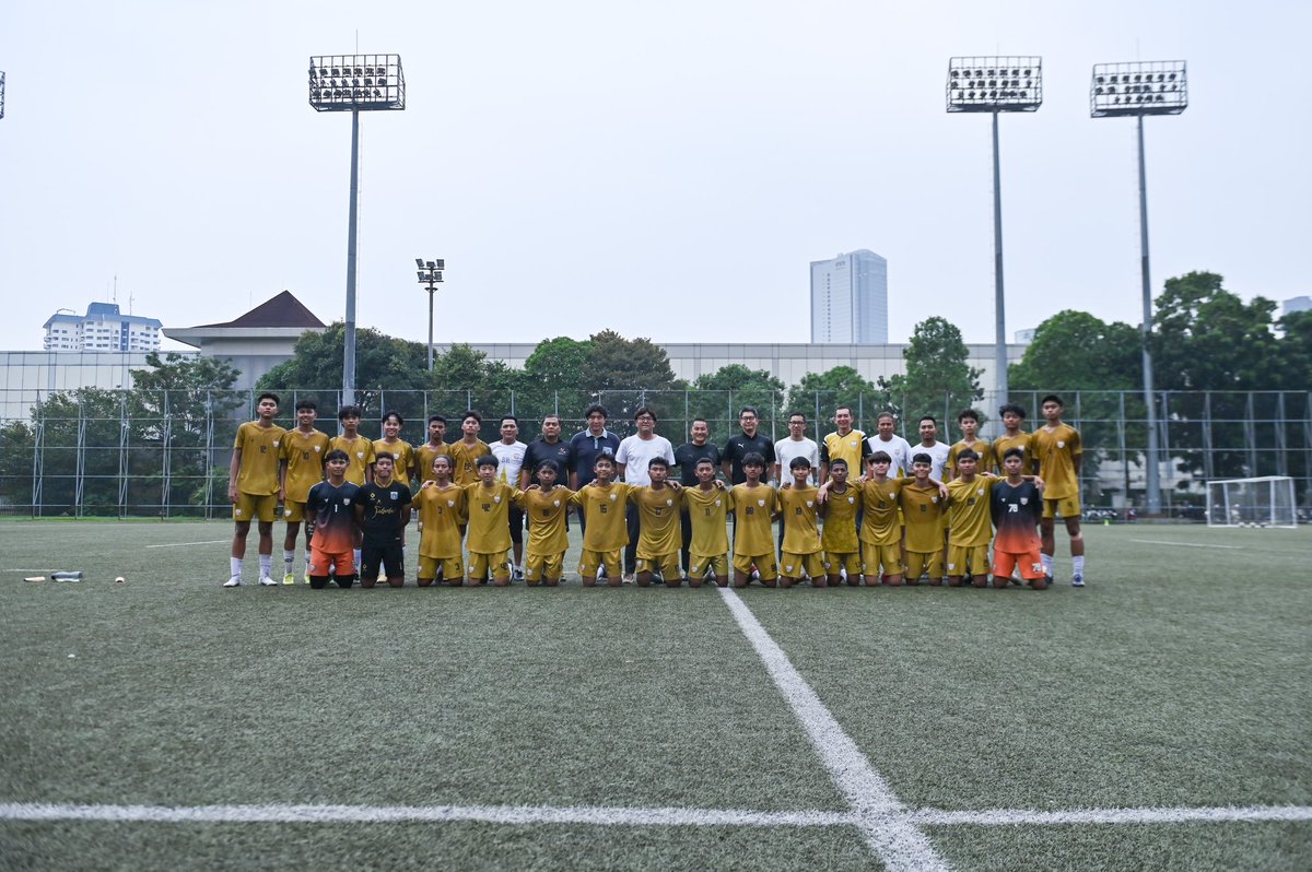 𝗜𝗻𝘁𝗲𝗿𝗻𝗮𝘁𝗶𝗼𝗻𝗮𝗹 𝗩𝗶𝘀𝗶𝘁.

Perwakilan Cerezo Osaka menyaksikan latihan Asiana Soccer School angkatan 2008 yang dihadiri langsung oleh Presiden Klub Cerezo Osaka yaitu Mr. Hiroaki Morishima beserta jajarannya.

#Asianasoccerschool
#BawabanggasepakbolaIndonesia