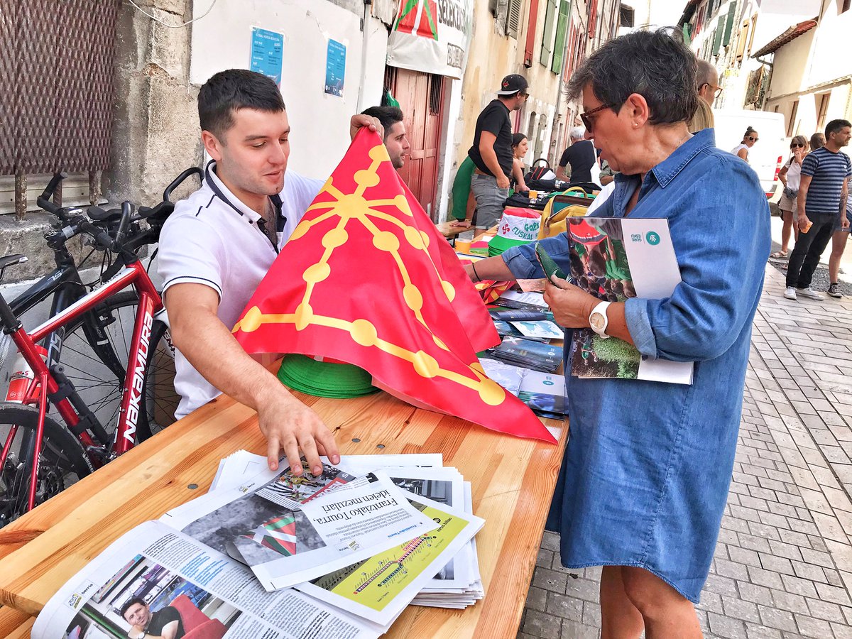TourIparEH's tweet photo. 🚴‍♀️Le Tour au Pays Basque Nord 

La place Patxa se remplie petit à petit : musique, talo et ikurriña 

#TDF2023
#Basquesdecide
#EuskalHerriakerabaki https://t.co/Y3EuWATVxx