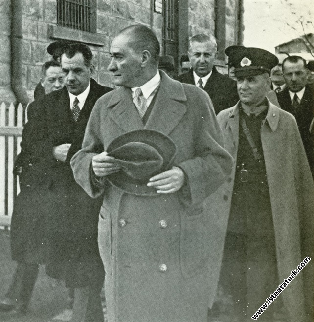 Mustafa Kemal Atatürk, İstanbul dönüşünde Ankara İstasyonu'nda. 

11 Mart 1936

Fotoğraf: Cemal Işıksel