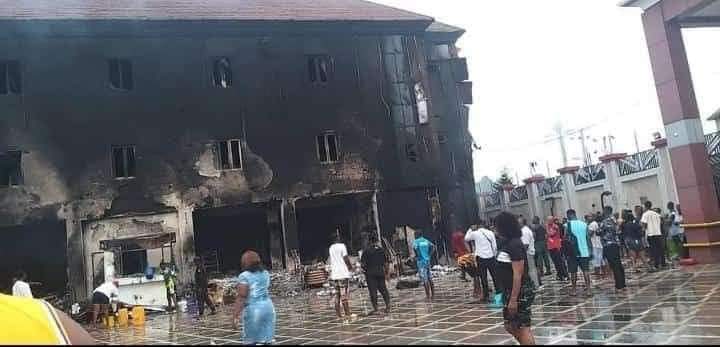 sirlablu's tweet photo. .......Early morning fire incident at Soprom Hotel 33 Onitsha..... https://t.co/x8obAuoVUI