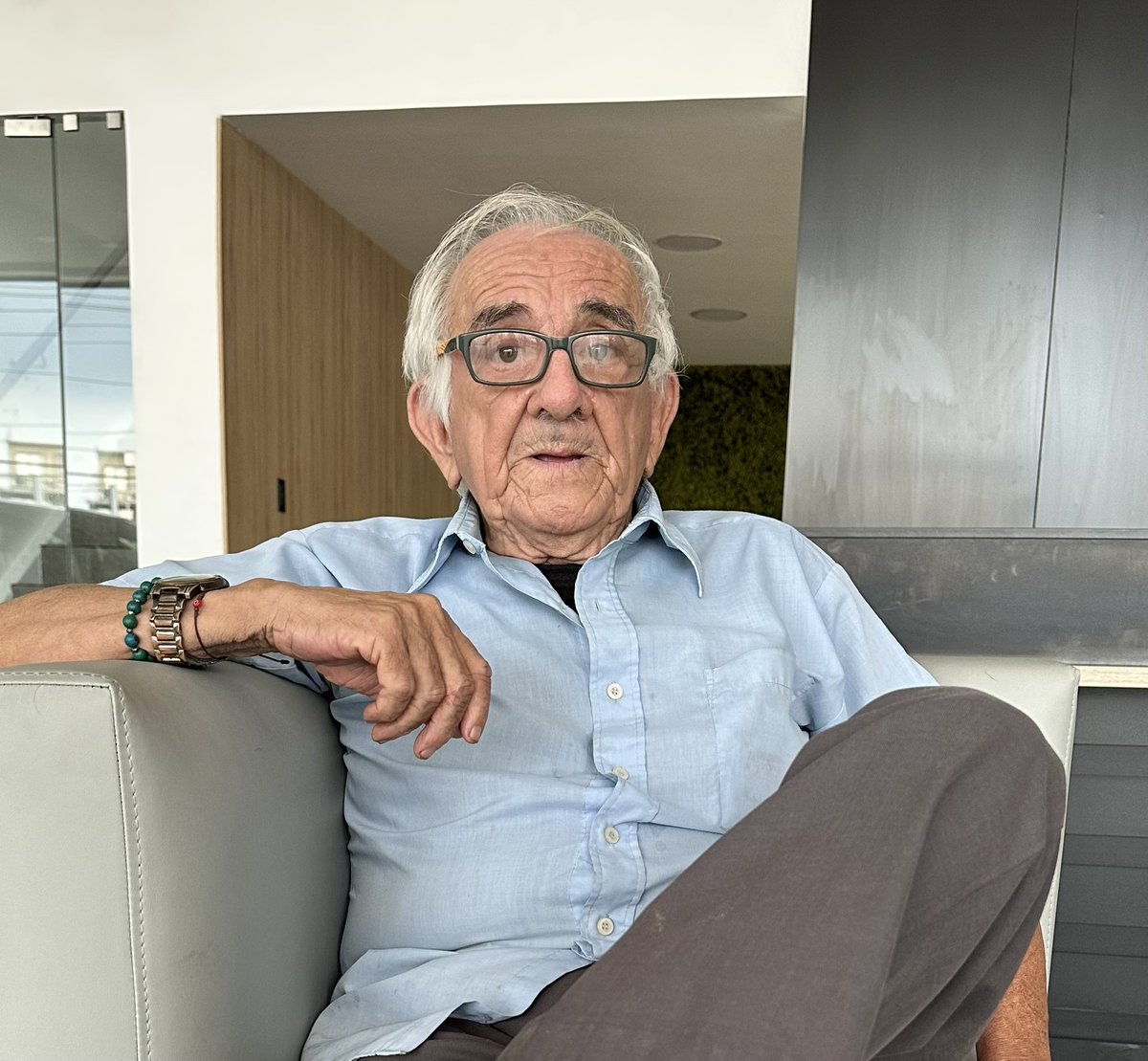 wvargass's tweet photo. Estimado Alcalde, ayer tuve la oportunidad de conversar con el abuelito del Riocentro, un héroe sin capa que lucha día a día por sus nietos, hoy en día tiene 90 años y necesita su tanque de oxígeno recargado en casa y un equipo portátil para hacer sus terapias @aquilesalvarez https://t.co/G1215wDRqJ