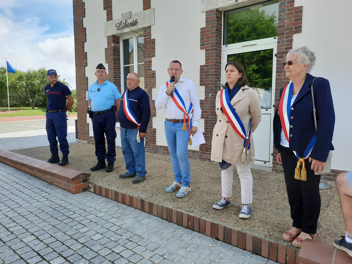 BlonskyThomas's tweet photo. Rassemblement suite a l’appel des Maires de France et des Maires ruraux 
Notre mairie premiere marche de notre Démocratie .
Merci à nos Gendarmes,Élus,nos sapeurs pompiers et nos habitants 
Vive la République 
@Prefet28 
@VigierPhilippe 
@guillaumekasba 
@LamiraultLuc https://t.co/9e6ZlDPewr