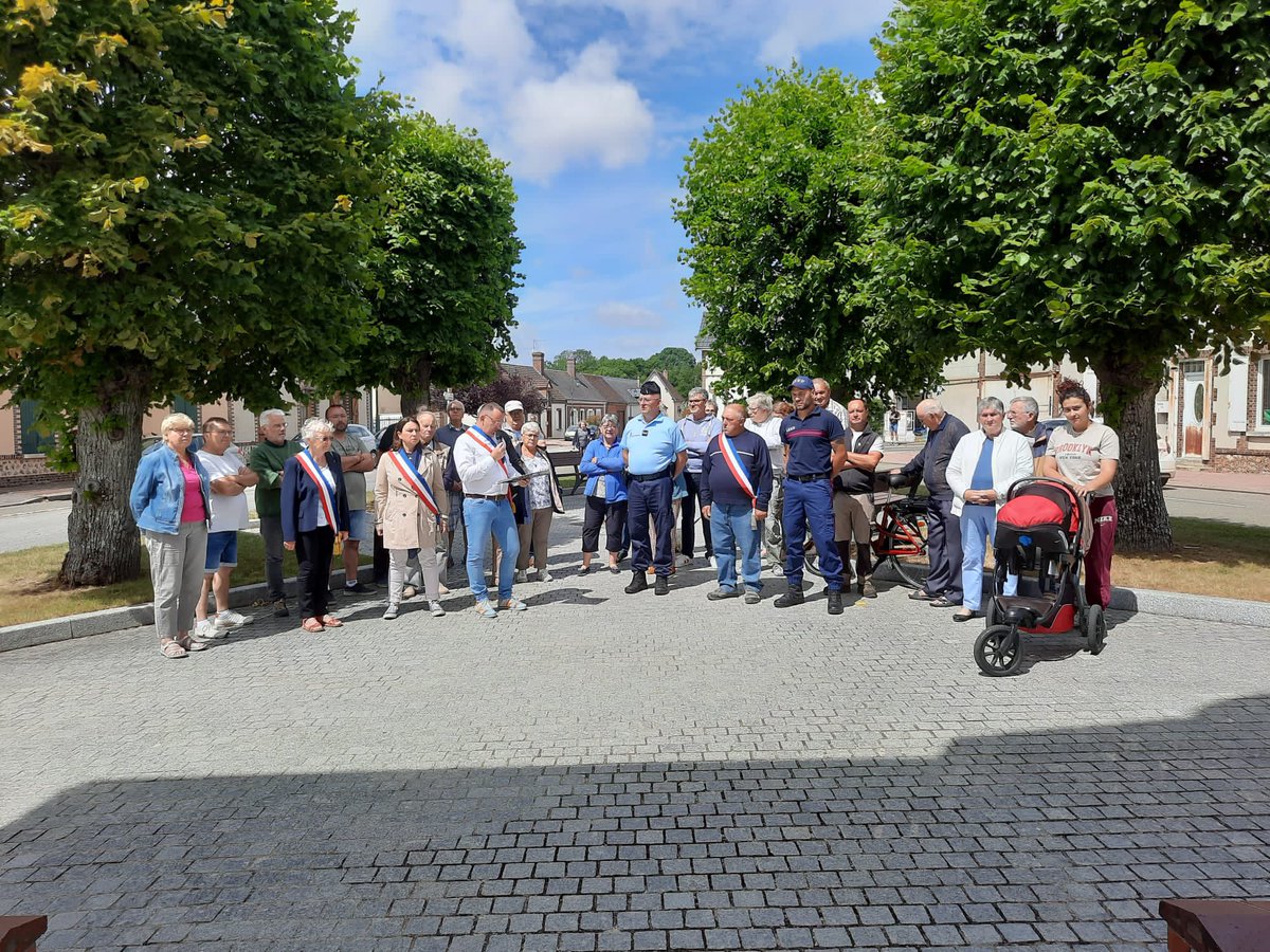 BlonskyThomas's tweet photo. Rassemblement suite a l’appel des Maires de France et des Maires ruraux 
Notre mairie premiere marche de notre Démocratie .
Merci à nos Gendarmes,Élus,nos sapeurs pompiers et nos habitants 
Vive la République 
@Prefet28 
@VigierPhilippe 
@guillaumekasba 
@LamiraultLuc https://t.co/9e6ZlDPewr