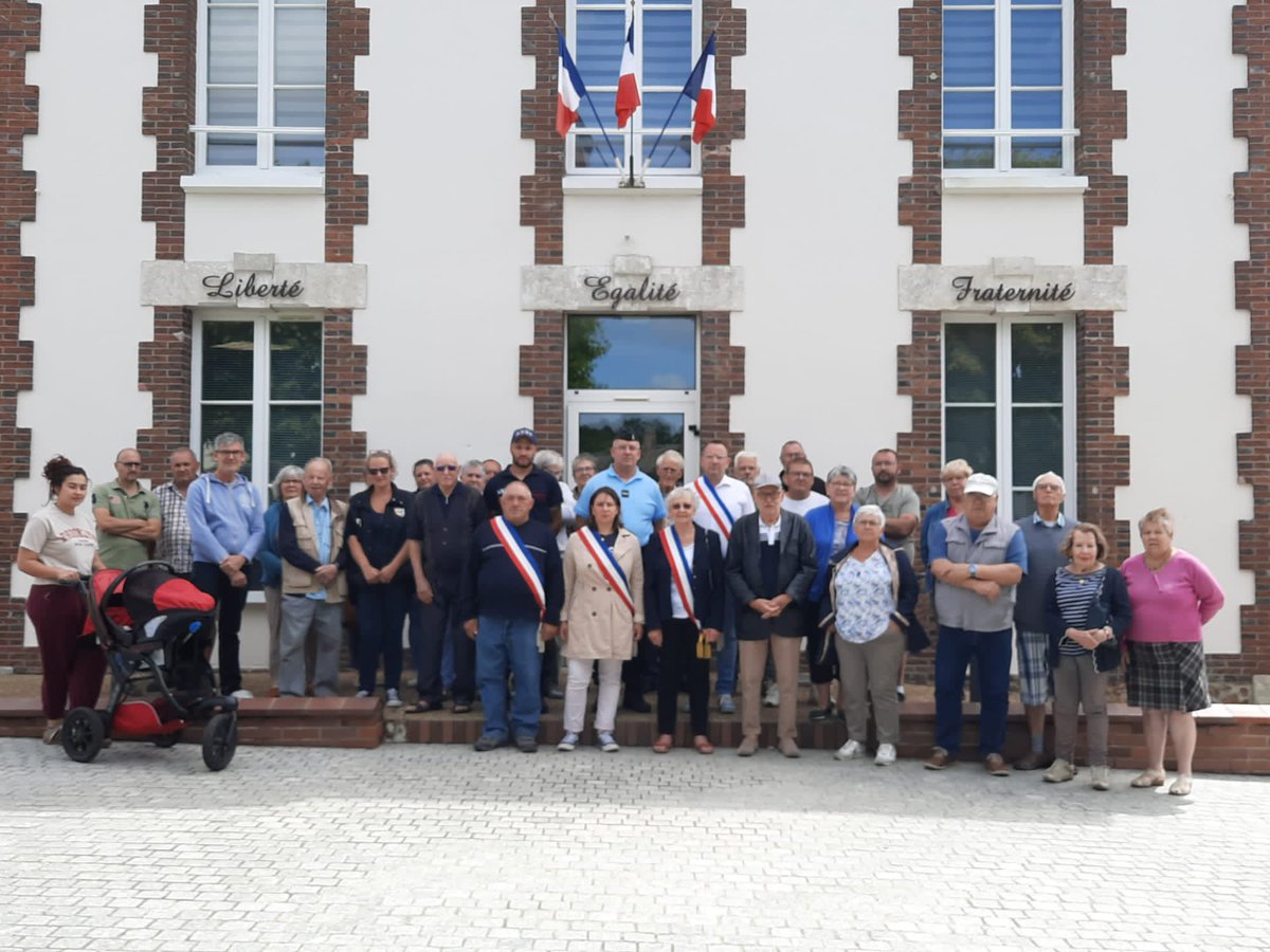 BlonskyThomas's tweet photo. Rassemblement suite a l’appel des Maires de France et des Maires ruraux 
Notre mairie premiere marche de notre Démocratie .
Merci à nos Gendarmes,Élus,nos sapeurs pompiers et nos habitants 
Vive la République 
@Prefet28 
@VigierPhilippe 
@guillaumekasba 
@LamiraultLuc https://t.co/9e6ZlDPewr