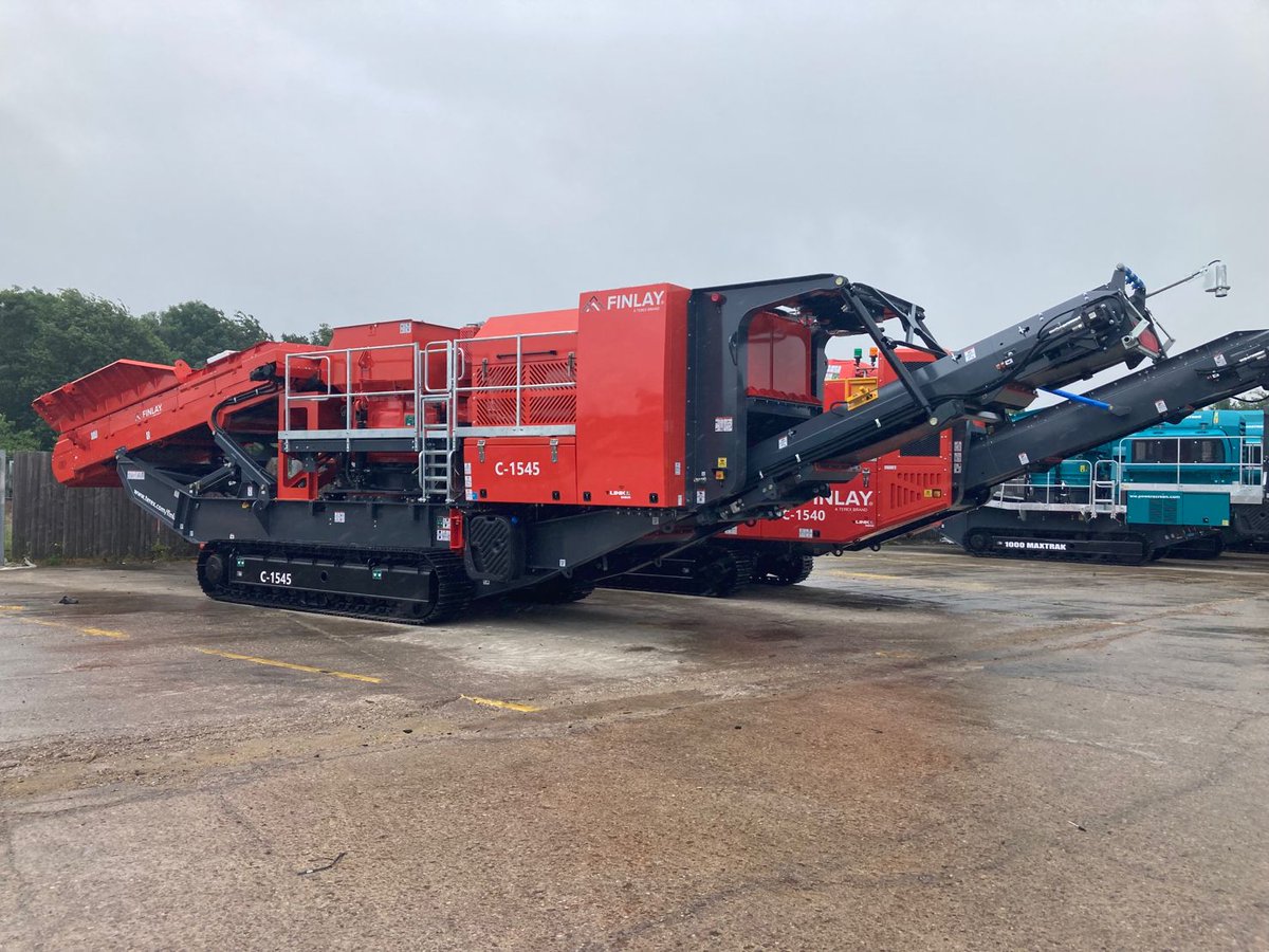 terex_finlay's tweet image. Well done to the team in Terex Coalville who presented the first Finlay C-1545 Cone Crusher built at their facility 👏

Find out more about the Finlay C-1545 - buff.ly/43bdTPA

Thanks to Andrew Bullock for sharing.

#Finlay #StrongHeritageStrongFuture #ConeCrusher