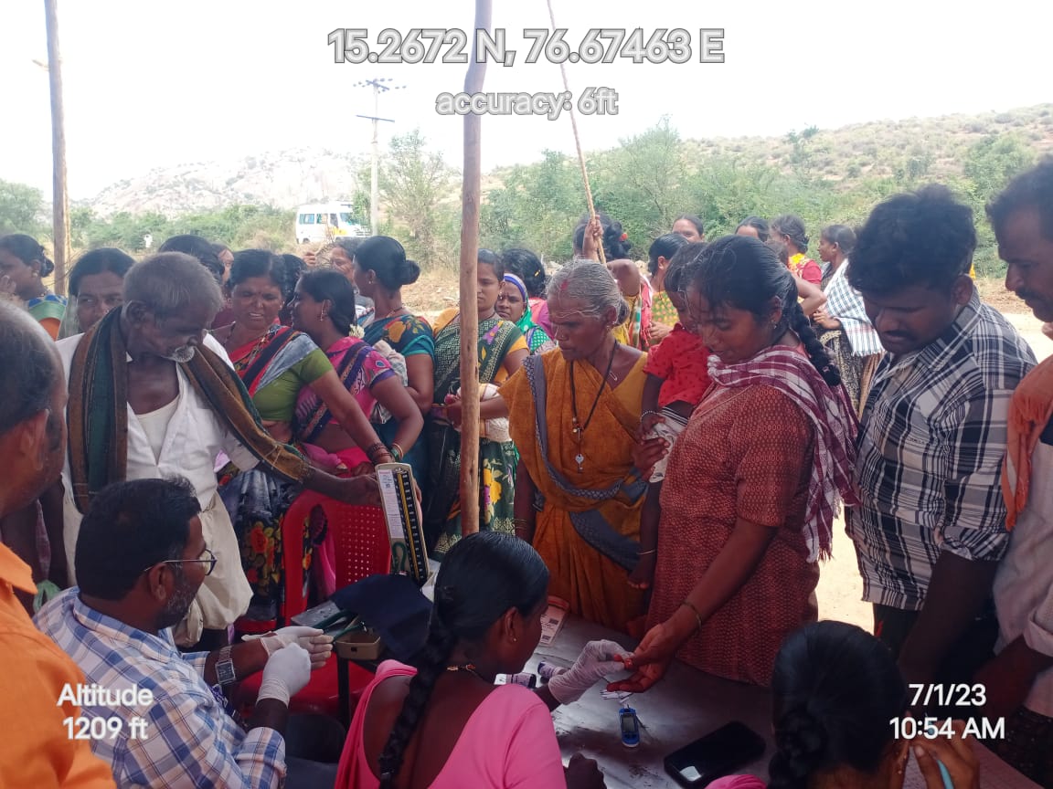 vbgramgballari's tweet photo. ಬಳ್ಳಾರಿ ಜಿಲ್ಲೆಯ, ಸಂಡೂರು ತಾಲ್ಲೂಕಿನ ದರೋಜಿ‌ ಗ್ರಾಮ ಪಂಚಾಯಿತಿಯ ಹಳೇ ದರೋಜಿ ಗ್ರಾಮದ‌ ಮಣ್ಣು ಮತ್ತು ನೀರು ಸಂರಕ್ಷಣೆ‌ ಕಾಮಗಾರಿಯಲ್ಲಿ ಕೆಲಸ ಮಾಡುತ್ತಿರುವ ಕೂಲಿಕಾರರಿಗೆ ಗ್ರಾಮ ಆರೋಗ್ಯ ಅಭಿಯಾನದಡಿ ಕಾಮಗಾರಿ ಸ್ಥಳದಲ್ಲಿ ಉಚಿತ ಆರೋಗ್ಯ ತಪಾಸಣಾ ಶಿಬಿರವನ್ನು ಆಯೋಜಿಸಲಾಗಿತ್ತು ಎಲ್ಲಾ ಕೂಲಿಕಾರ್ಮಿಕರಿಗೆ ಆರೋಗ್ಯ ತಪಾಸಣೆ ಹಮ್ಮಿಕೊಂಡಿದೆ. https://t.co/jt3JZuXgPL