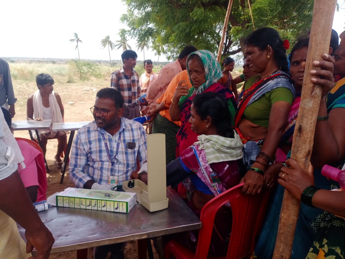 vbgramgballari's tweet photo. ಬಳ್ಳಾರಿ ಜಿಲ್ಲೆಯ, ಸಂಡೂರು ತಾಲ್ಲೂಕಿನ ದರೋಜಿ‌ ಗ್ರಾಮ ಪಂಚಾಯಿತಿಯ ಹಳೇ ದರೋಜಿ ಗ್ರಾಮದ‌ ಮಣ್ಣು ಮತ್ತು ನೀರು ಸಂರಕ್ಷಣೆ‌ ಕಾಮಗಾರಿಯಲ್ಲಿ ಕೆಲಸ ಮಾಡುತ್ತಿರುವ ಕೂಲಿಕಾರರಿಗೆ ಗ್ರಾಮ ಆರೋಗ್ಯ ಅಭಿಯಾನದಡಿ ಕಾಮಗಾರಿ ಸ್ಥಳದಲ್ಲಿ ಉಚಿತ ಆರೋಗ್ಯ ತಪಾಸಣಾ ಶಿಬಿರವನ್ನು ಆಯೋಜಿಸಲಾಗಿತ್ತು ಎಲ್ಲಾ ಕೂಲಿಕಾರ್ಮಿಕರಿಗೆ ಆರೋಗ್ಯ ತಪಾಸಣೆ ಹಮ್ಮಿಕೊಂಡಿದೆ. https://t.co/jt3JZuXgPL