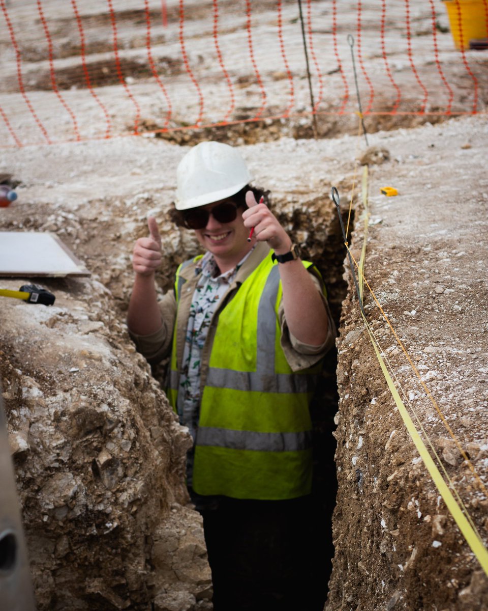 Durotrigesdig's tweet photo. Happy Monday! It’s the start of our final week on site, can you believe it? 

We like to think all these smiley people are happy to be here, not that it’s almost over (we hope?) #durotriges23 https://t.co/OZlm4K1hk6