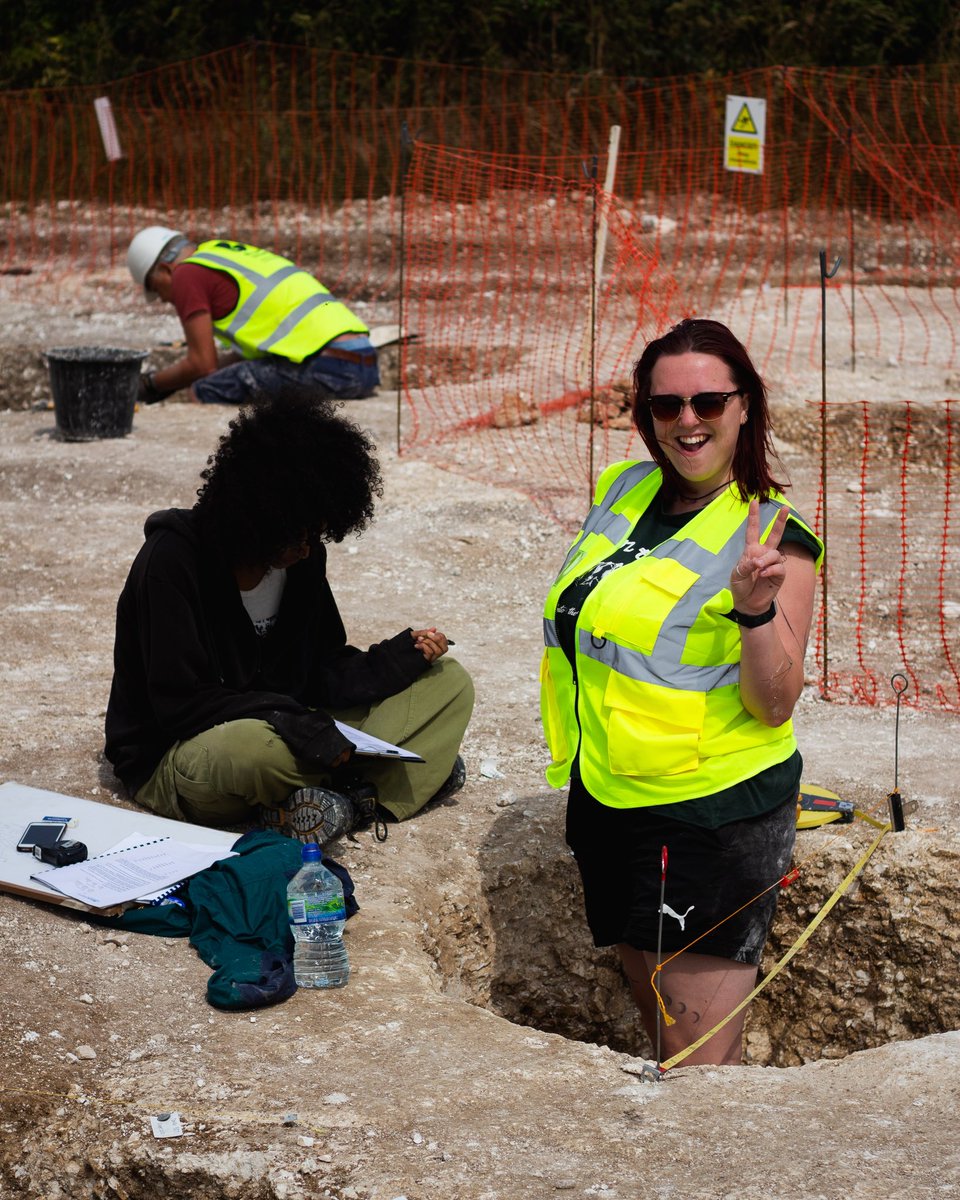 Durotrigesdig's tweet photo. Happy Monday! It’s the start of our final week on site, can you believe it? 

We like to think all these smiley people are happy to be here, not that it’s almost over (we hope?) #durotriges23 https://t.co/OZlm4K1hk6