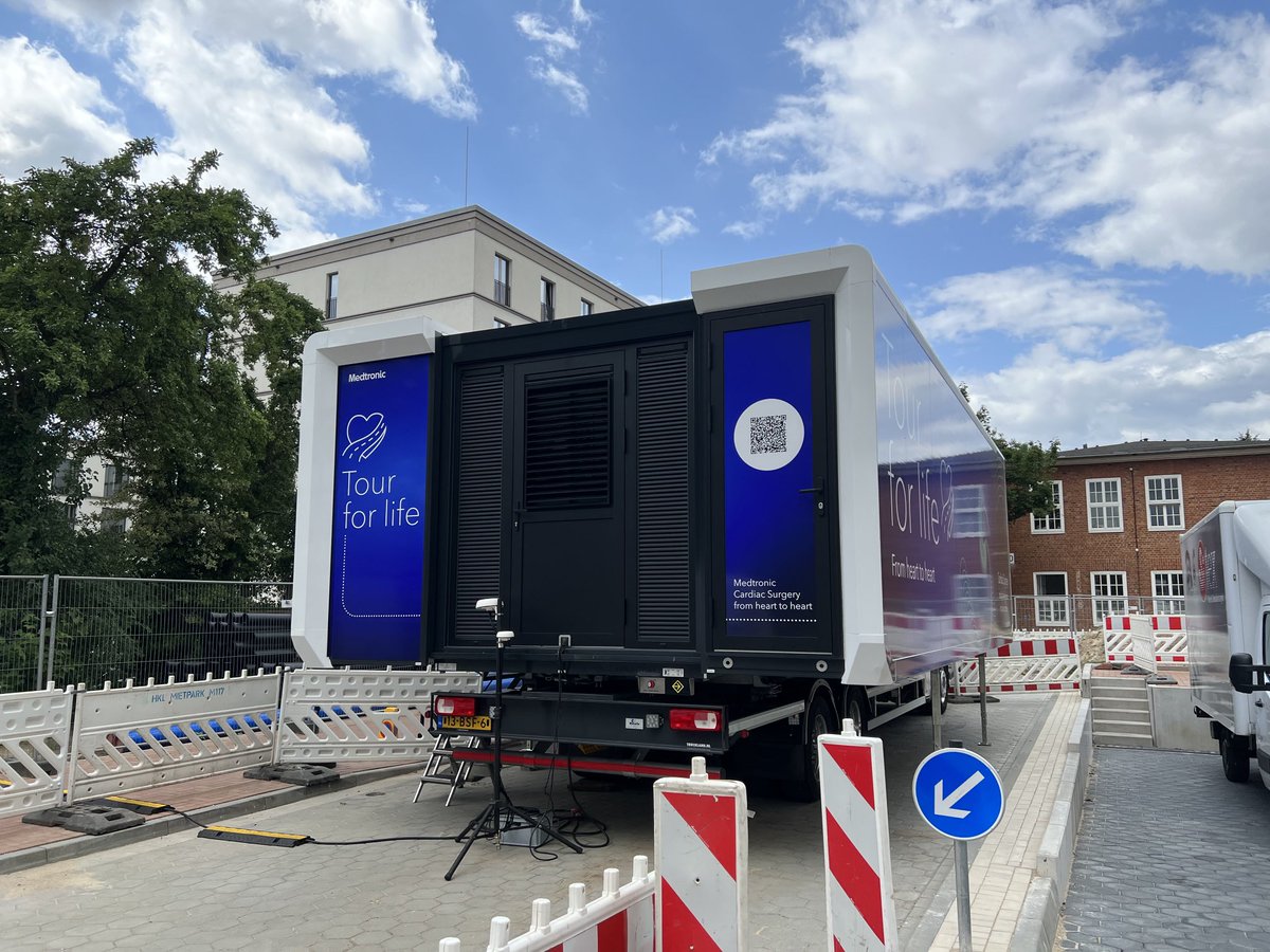 Morgen startet unser herzchirurgisches Wetlab-Training als Teil der Medtronic Tour for Life auf dem UKE Campus. Am Dienstag und Mittwoch kann der Truck zwischen 13 und 14 Uhr ohne Anmeldung besichtigt werden. ⁦<a href="/Lenard08808061/">Lenard Conradi</a>⁩ ⁦⁦<a href="/JohannPetersen/">Johannes Petersen</a>⁩ <a href="/pecha_simon/">Simon Pecha</a>⁩