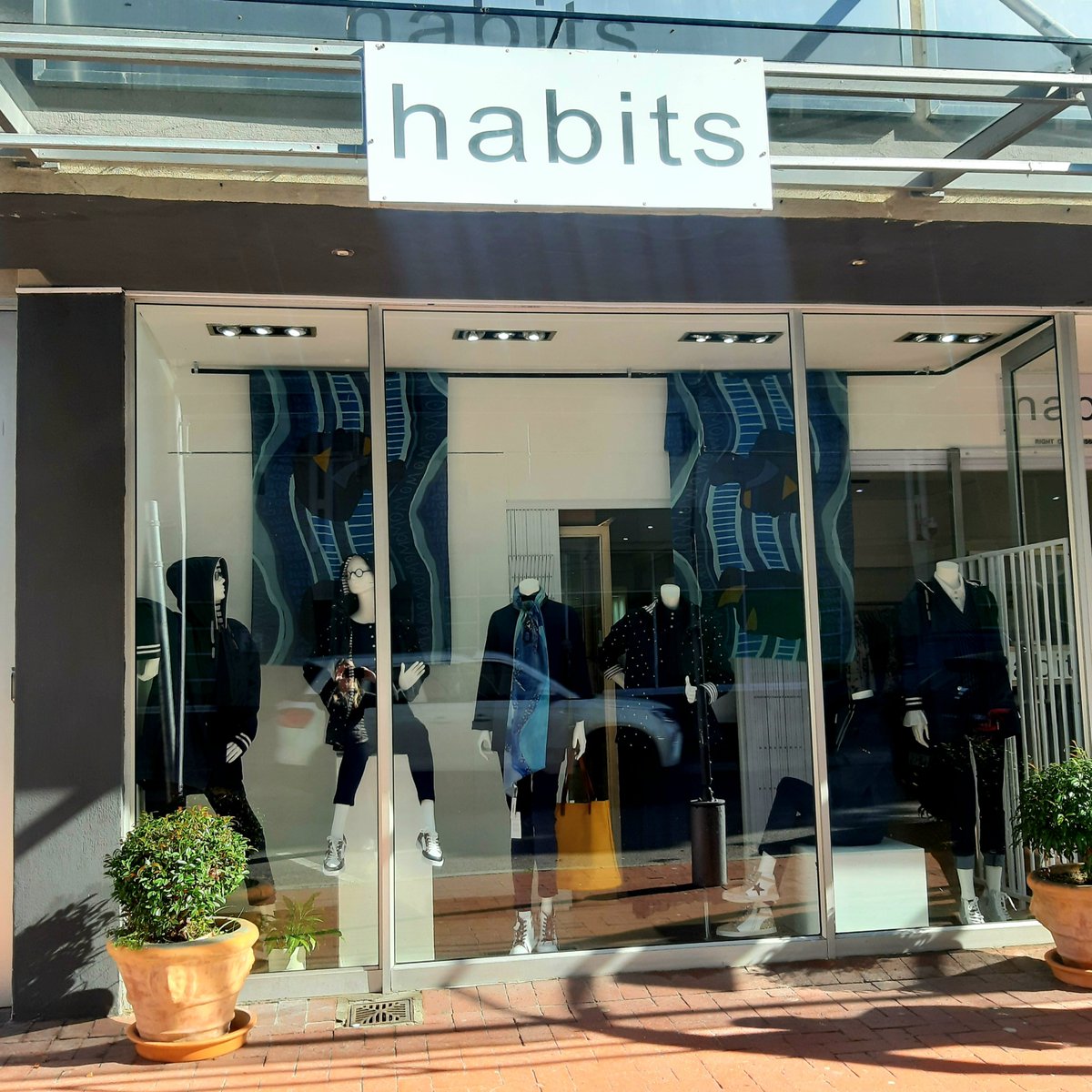 HabitsFashion's tweet image. New week, new window 😎 💦❄️
We're welcoming in the first week of July with clear blue skies, lots of sunshine &amp;amp; our beautiful new blue window! ☀️🔮
Shop instore &amp;amp; online &amp;gt;&amp;gt; habits.co.za 
#HabitsFashion #AW23 #Habitswindow #supportlocal #supportlocalbusiness