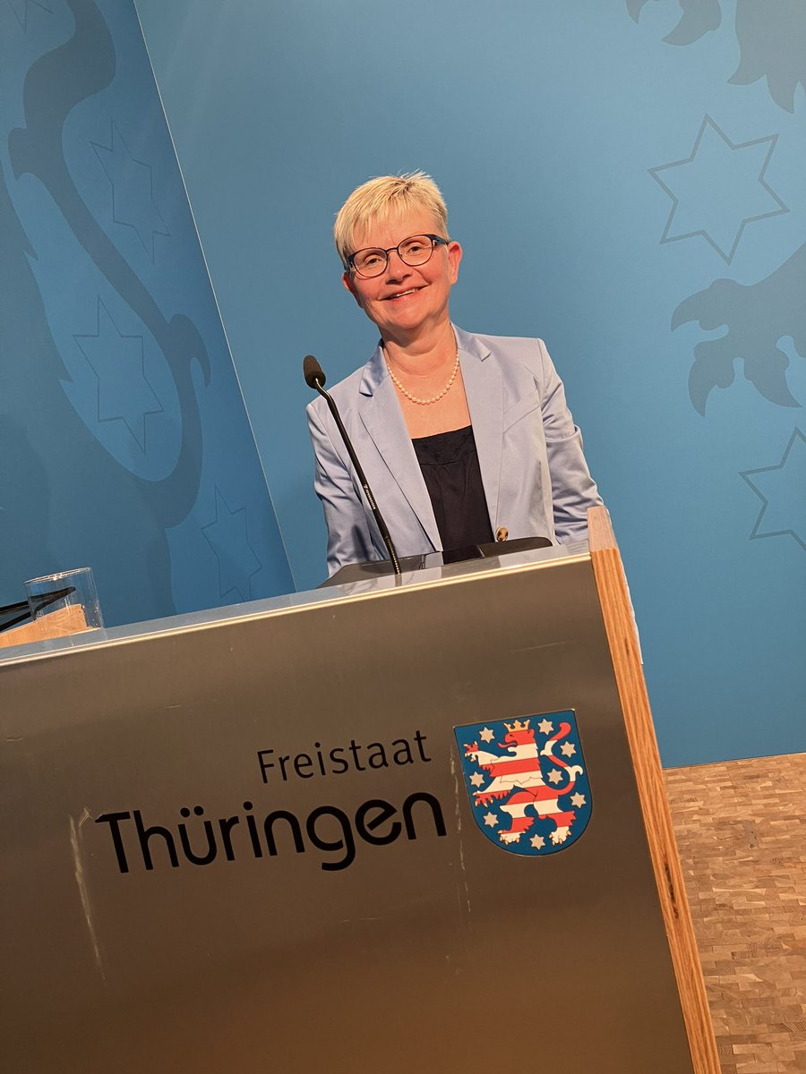 BARMER_TH's tweet photo. „Gerade weil Pflege ein gesellschaftliches Thema ist, sollten Investitionen und Ausbildungskosten nicht im Rahmen der Eigenanteile finanziert werden. Hierbei ist das Land in der Pflicht, um die Menschen zu entlasten.“
Birgit Dziuk, Landesgeschäftsführerin BARMER Thüringen #twpa https://t.co/2moY6UGsnl