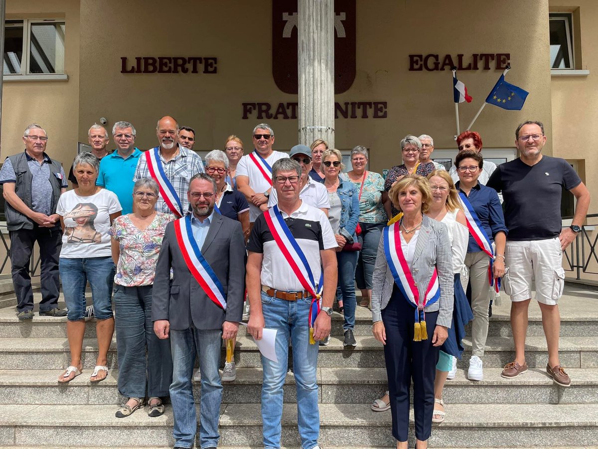 CatBELRHITI's tweet photo. À l’appel des Maires de France, nous nous sommes rassemblés devant la mairie de Réding à 12h00 pour le retour de la paix civile et en soutien aux élus de la République et aux forces de l’ordre. 

Nous refusons que notre pays continue de sombrer dans le chaos.

#AppelDesMaires https://t.co/IAiIv7EN5F