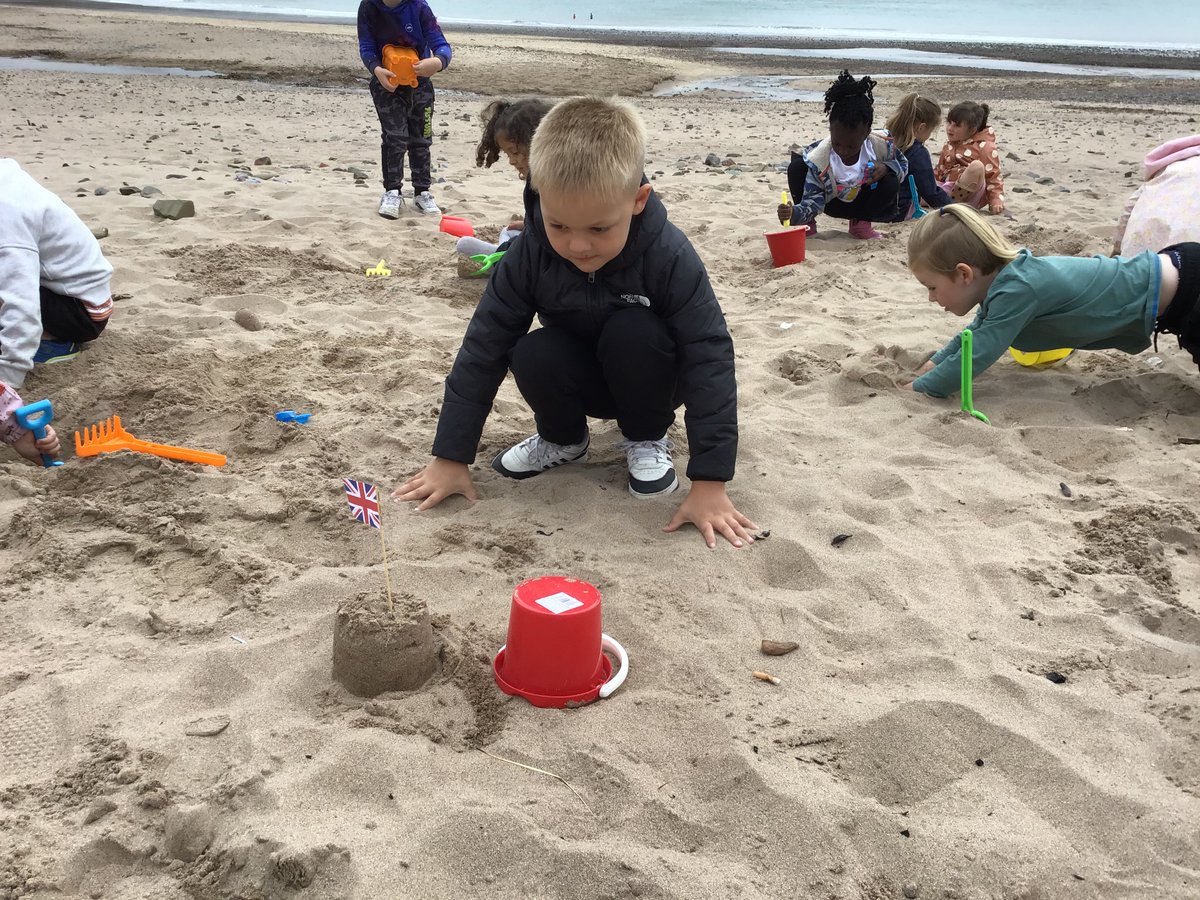 pdcsReception's tweet photo. πΆOh we do like to be beside the seaside πΆGrey skies didn't dampen our spirits, we all enjoyed a lovely morning on the beachποΈπ° #HealthyConfident #VitaminSea π#MakingMemories #topicinspired #classtripπ https://t.co/85uYvbzG9e
