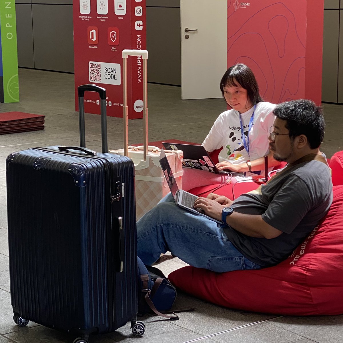 foss4g's tweet image. #FOSS4G2023 Community Sprint or catching your flight on time? 🙌🧑💻✈️