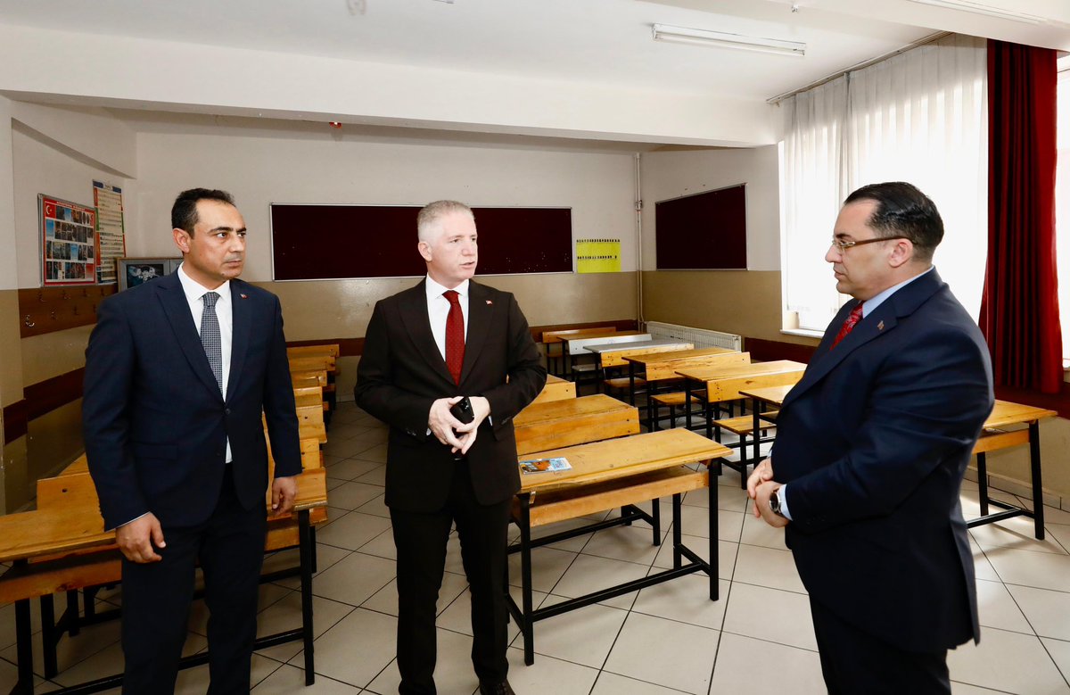 TC_istanbul's tweet photo. İstanbul Valisi @gul_davut, Piyalepaşa İlkokulu'nu ziyaret ederek devam eden çalışmalar hakkında yetkililerden bilgi adı.

Vali Gül'e Şişli Kaymakamı Ahmet Gazi Kaya, Beyoğlu Belediye Başkanı Haydar Ali Yıldız ve Beyoğlu İlçe Milli Eğitim Müdürü Hüseyin Bağcı eşlik etti. https://t.co/J9PinA8n4c