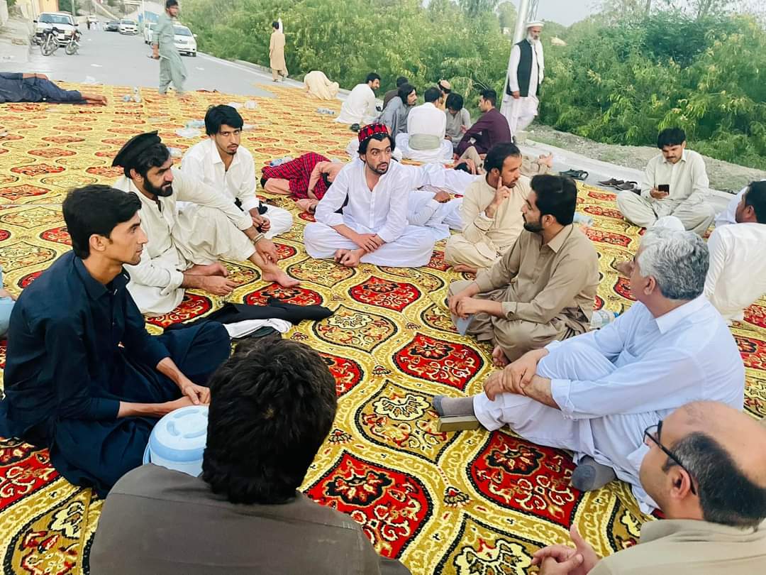 Bayazeed_Roshan's tweet photo. ژوب ،کمشنر ژوب ډويژن دفتر مخته د آل پارټيز ايکشن کمېټي ږوب , شيراني کمېټۍ او د پښتون افغان غيرت مند اولس لخوا د دنا سر شهیدانو له لاشو سره پروند د شپې پرلت
#ZhobSitIn
#SavePashtunkhwa https://t.co/TIzIrM16Go