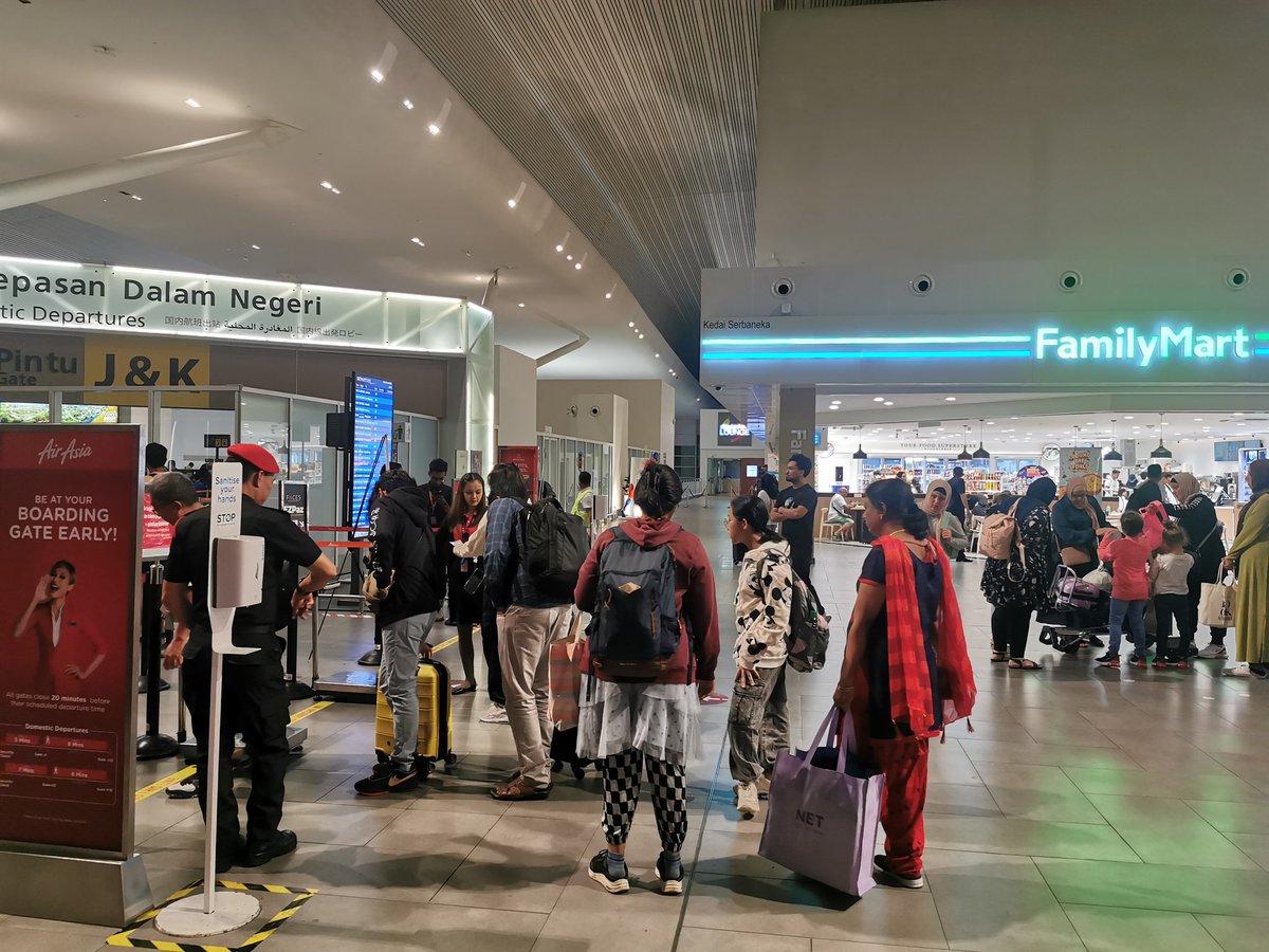 Msia_jp's tweet photo. ただいマレーシア🤗🇲🇾
あいかわらず #エアアジアX
#D7523 #羽田 #HND 発便で今朝戻ってきて、その足で出社しました
使用機材の到着遅れで30分程出発が遅れたけど、#KUL 到着はほぼ定刻どおり
klia2(正式にはKLIA Terminal2)の国内線出発口のファミマがオープンしてた
#マレーシア #AirAsiaX #レポ https://t.co/8MVr4Nu5Hm