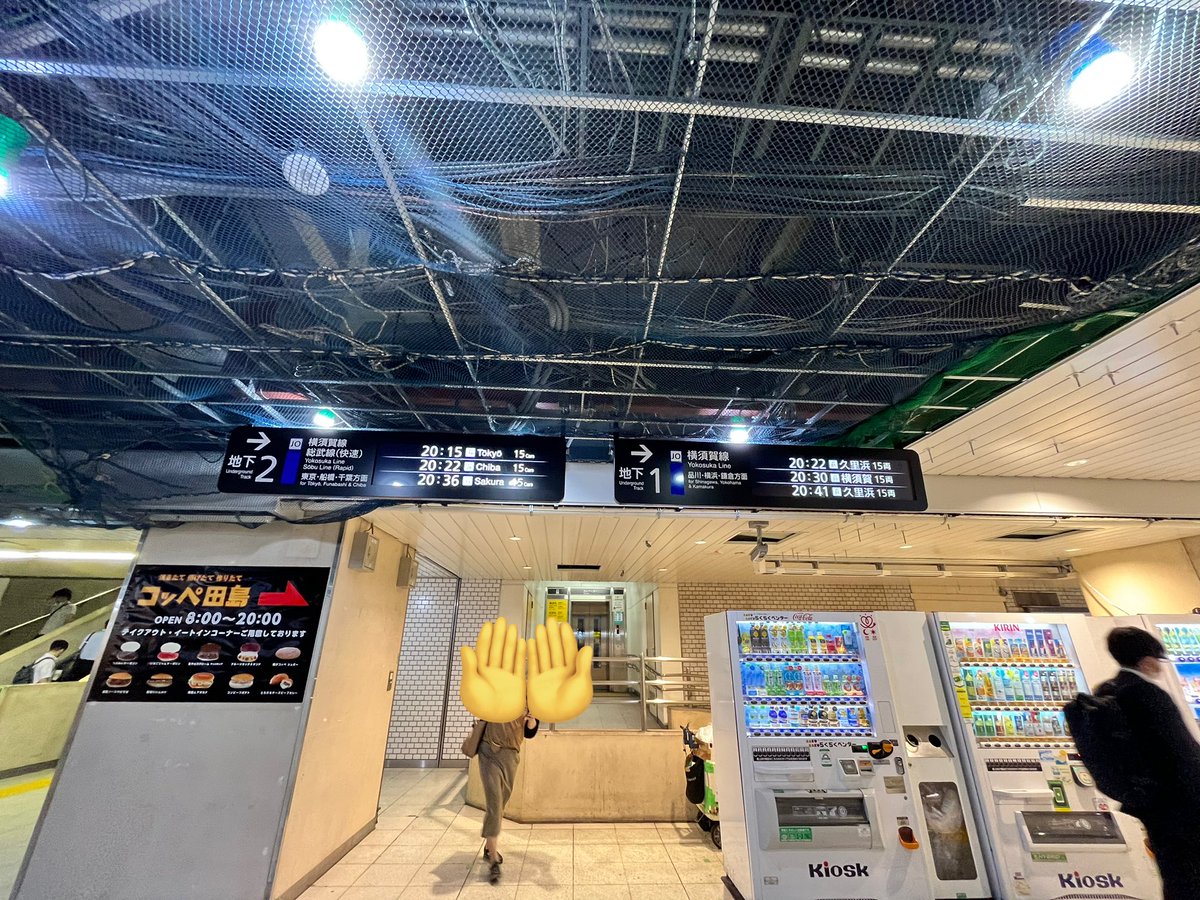 新橋駅地下コンコース、汐留改札の中に新しい発車標が！