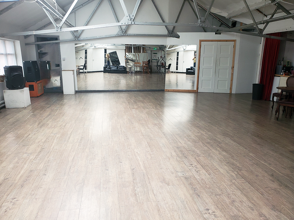 NQStudioBee's tweet photo. Our city centre studio with mirrors is now available to hire on Mondays from 6pm to as late as 11pm. £65-��75 depending on requirements. Please email studiobeemcr@gmail.com to arrange a viewing.

https://t.co/JutbyFSCTC https://t.co/gHSPwvH7A4