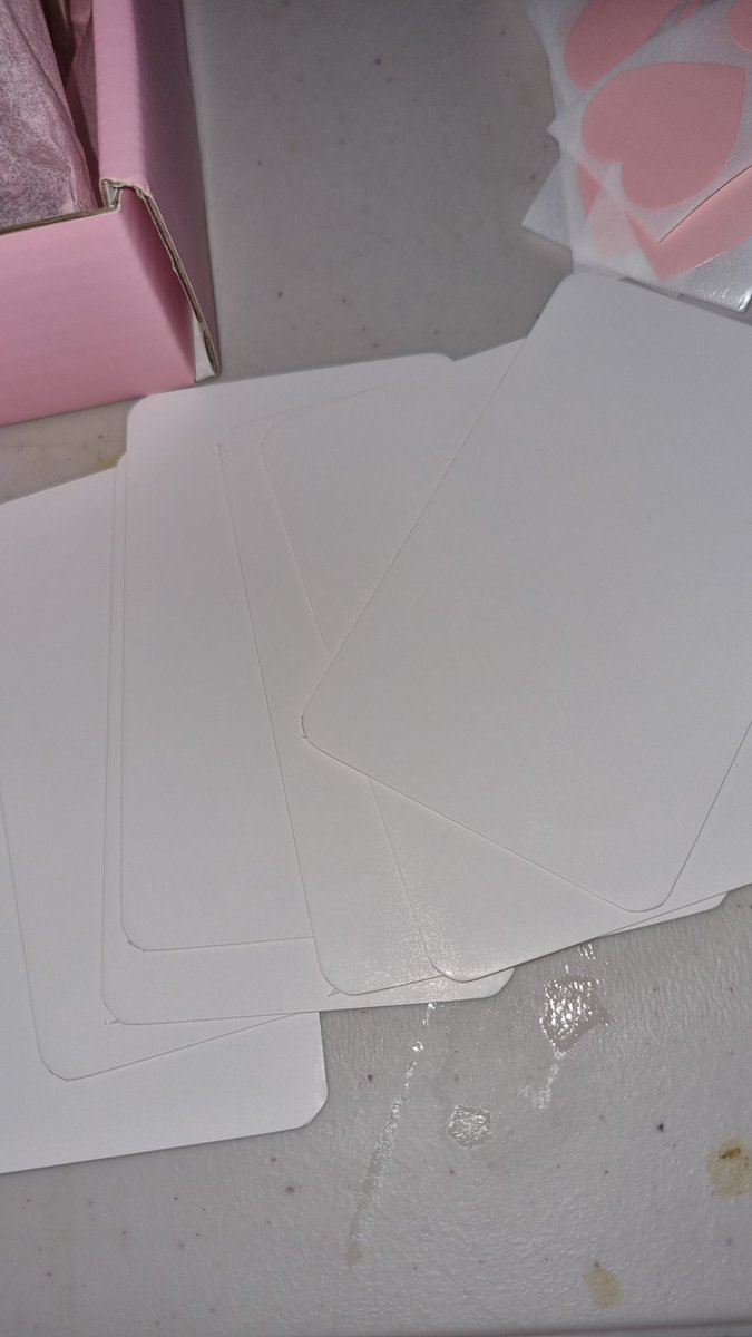 tosh_iko's tweet photo. Thank you very much, dear seller! I enjoy the delightful packaging, particularly the charming box, the delicate pink paper incorporated into the packaging, the shredded paper, and the sealing sticker. #fyluvs https://t.co/5pw16i6Git