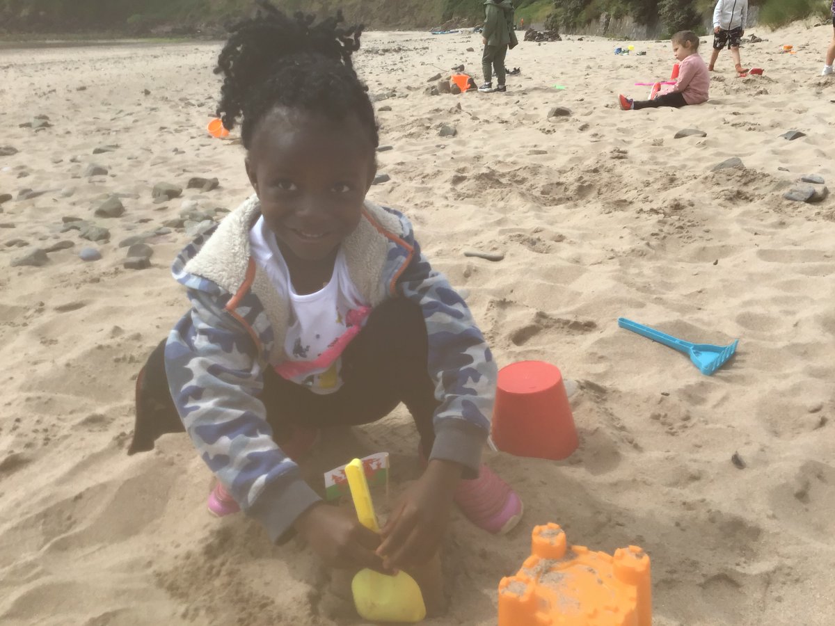 pdcsReception's tweet photo. πΆOh we do like to be beside the seaside πΆGrey skies didn't dampen our spirits, we all enjoyed a lovely morning on the beachποΈπ° #HealthyConfident #VitaminSea π#MakingMemories #topicinspired #classtripπ https://t.co/85uYvbzG9e