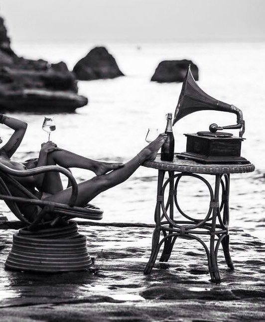 Caro69cr's tweet photo. "Adoro los placeres sencillos; son el último refugio de los hombres complicados".

-Oscar Wilde https://t.co/ZHOeYRtjbg