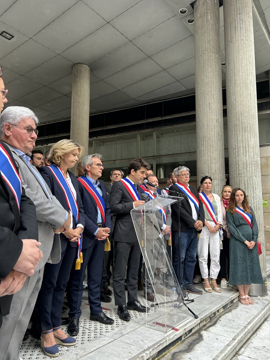 Merci à toutes et tous d’avoir été aussi nombreux à Saint-Denis ce midi, lors de notre rassemblement en soutien aux élus et aux municipalités, attaqués ces derniers jours. Un moment d’unité républicaine salutaire pour montrer notre volonté commune d’un retour à l’apaisement.